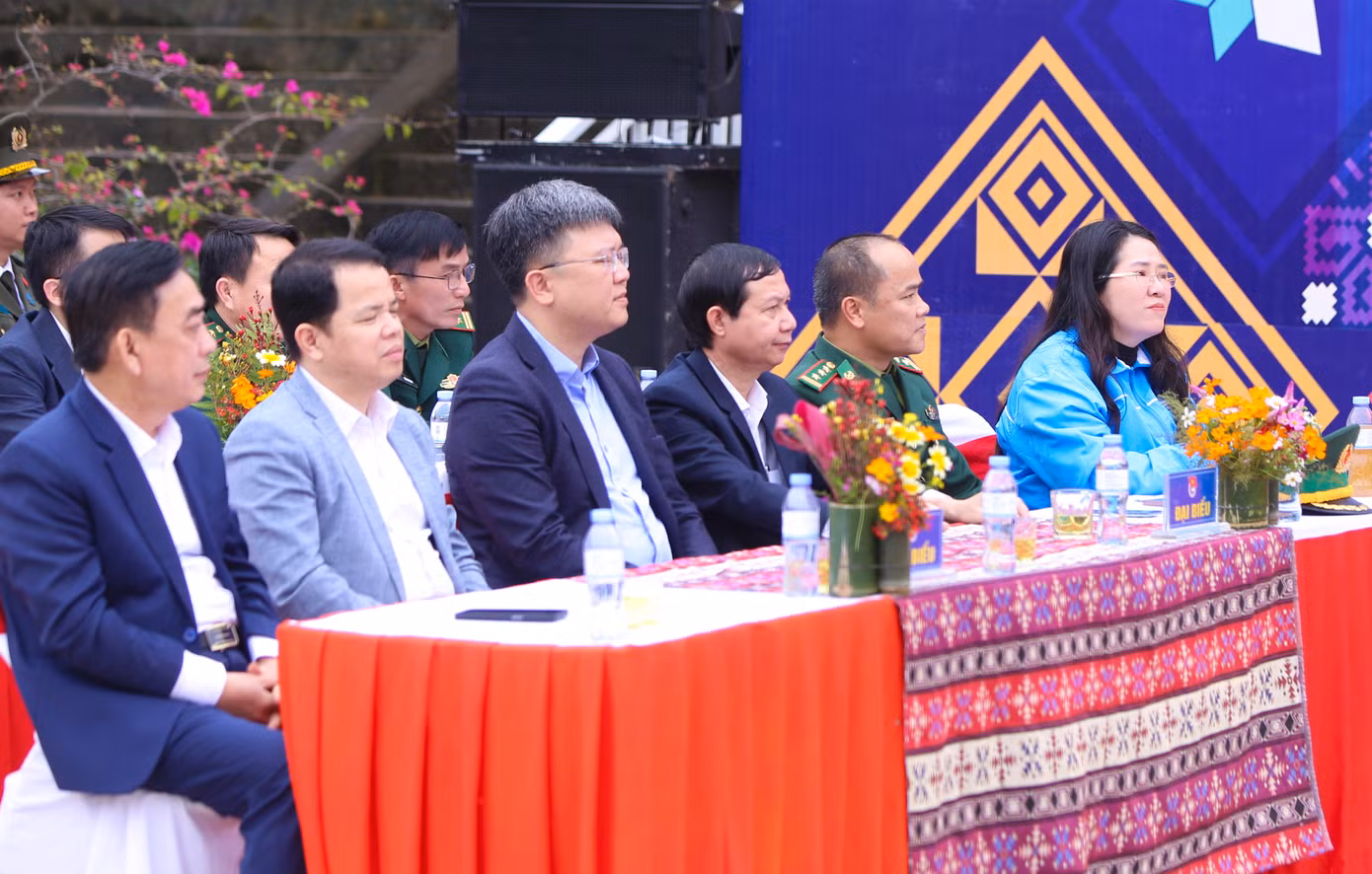 Dự lễ khởi động, có bà Phạm Thị Thu Thủy - Phó Vụ trưởng Vụ theo dõi công tác Phòng chống tham nhũng lãng phí tiêu cực, Chủ tịch Công đoàn Ban Nội chính Trung ương; bà Trương Thị Hồng Hà - Phó Vụ trưởng Vụ nghiên cứu, tổng hợp Ban Nội chính Trung ương; PGS, TS Đào Xuân Cơ - Giám đốc Bệnh viện Bạch Mai; ông Phan Đình Đạt - Phó Trưởng ban Tuyên giáo và Dân Vận Tỉnh ủy Nghệ An; chị Nguyễn Thị Phương Thúy - UV BCH T.Ư Đoàn, Bí thư Tỉnh Đoàn, Chủ tịch Hội LHTN Việt Nam tỉnh cùng lãnh đạo huyện Quế Phong, người dân địa phương và gần 700 đoàn viên thanh thiếu nhi trên địa bàn.. Dự lễ khởi động, có bà Phạm Thị Thu Thủy - Phó Vụ trưởng Vụ theo dõi công tác Phòng chống tham nhũng lãng phí tiêu cực, Chủ tịch Công đoàn Ban Nội chính Trung ương; bà Trương Thị Hồng Hà - Phó Vụ trưởng Vụ nghiên cứu, tổng hợp Ban Nội chính Trung ương; PGS, TS Đào Xuân Cơ - Giám đốc Bệnh viện Bạch Mai; ông Phan Đình Đạt - Phó Trưởng ban Tuyên giáo và Dân Vận Tỉnh ủy Nghệ An; chị Nguyễn Thị Phương Thúy - UV BCH T.Ư Đoàn, Bí thư Tỉnh Đoàn, Chủ tịch Hội LHTN Việt Nam tỉnh cùng lãnh đạo huyện Quế Phong, người dân địa phương và gần 700 đoàn viên thanh thiếu nhi trên địa bàn..