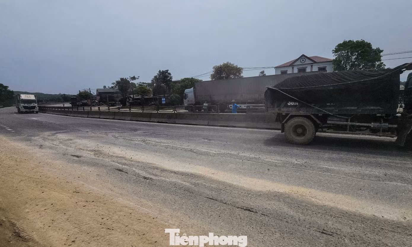 Gần đây, khi di chuyển gần đến cầu Rác, các tài xế gặp biển cảnh báo "Cầu đang có sự cố, các phương tiện giảm tốc độ" và 2 biển hạn chế tốc độ với xe khách, ô tô tải lần lượt là 60km/h, 40km/h.