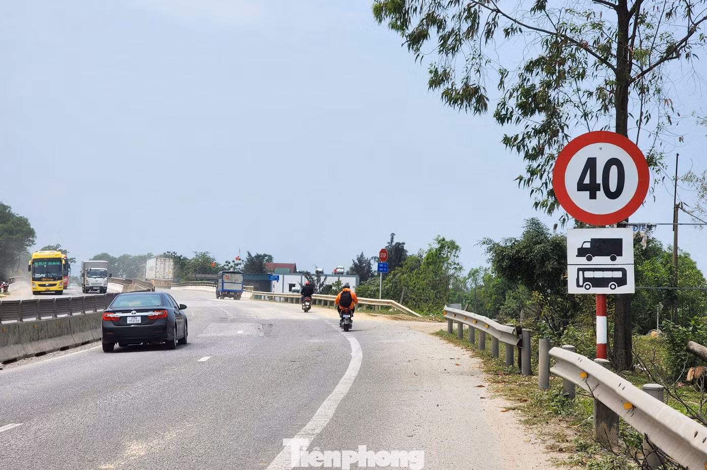 Gần đây, khi di chuyển gần đến cầu Rác, các tài xế gặp biển cảnh báo "Cầu đang có sự cố, các phương tiện giảm tốc độ" và 2 biển hạn chế tốc độ với xe khách, ô tô tải lần lượt là 60km/h, 40km/h.