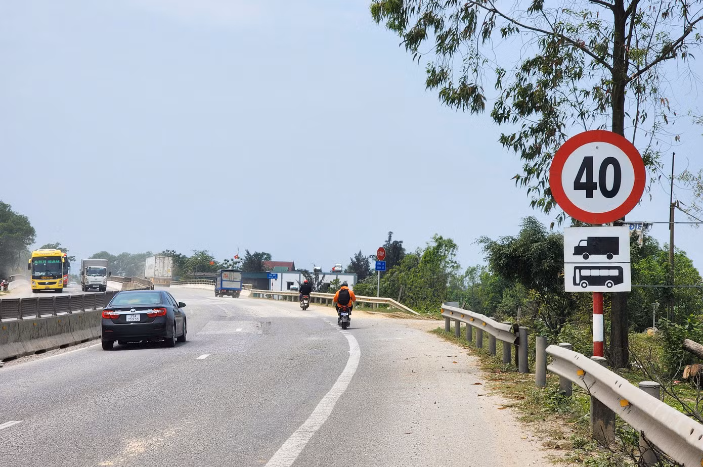 Gần đây, khi di chuyển gần đến cầu Rác, các tài xế gặp biển cảnh báo "Cầu đang có sự cố, các phương tiện giảm tốc độ" và 2 biển hạn chế tốc độ với xe khách, ô tô tải lần lượt là 60km/h, 40km/h.