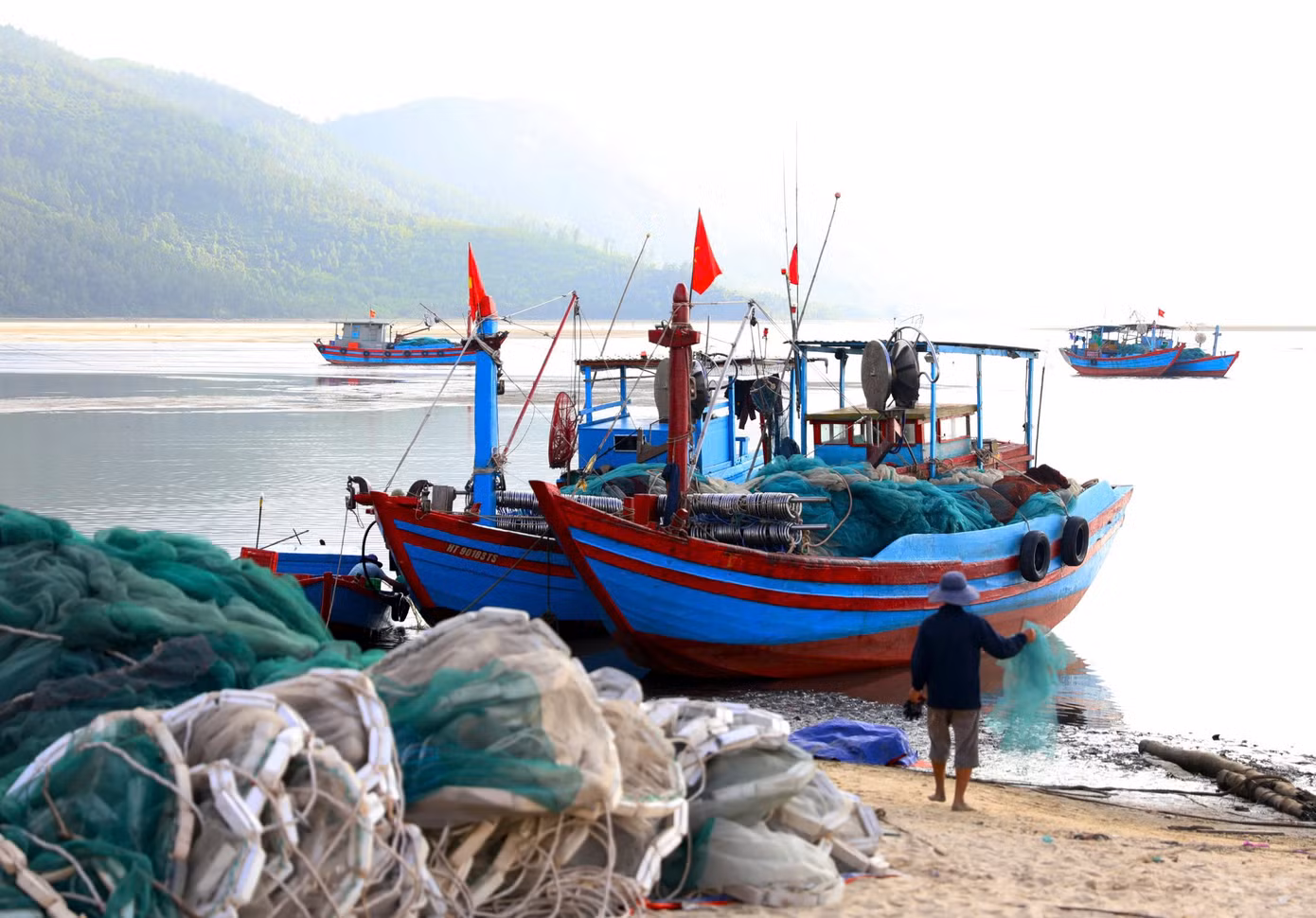 “Thời tiết thuận lợi nên sau một đêm đánh bắt hải sản ở vùng lộng, ven bờ, các tàu đều mang về nhiều cá, tôm, mực ngon... Nhu cầu thị trường tăng cao nên hải sản đánh bắt đến đâu bán nhanh với giá cao hơn. Mỗi đêm đánh bắt, trừ chi phí, các tàu cũng thu về cả chục triệu đồng”, ngư dân Trần Văn Hùng (57 tuổi) chia sẻ. Trong ảnh: Các tàu cá ngư dân thị xã Kỳ Anh vào bờ sau chuyến biển đánh bắt hải sản, phục vụ dịp lễ.