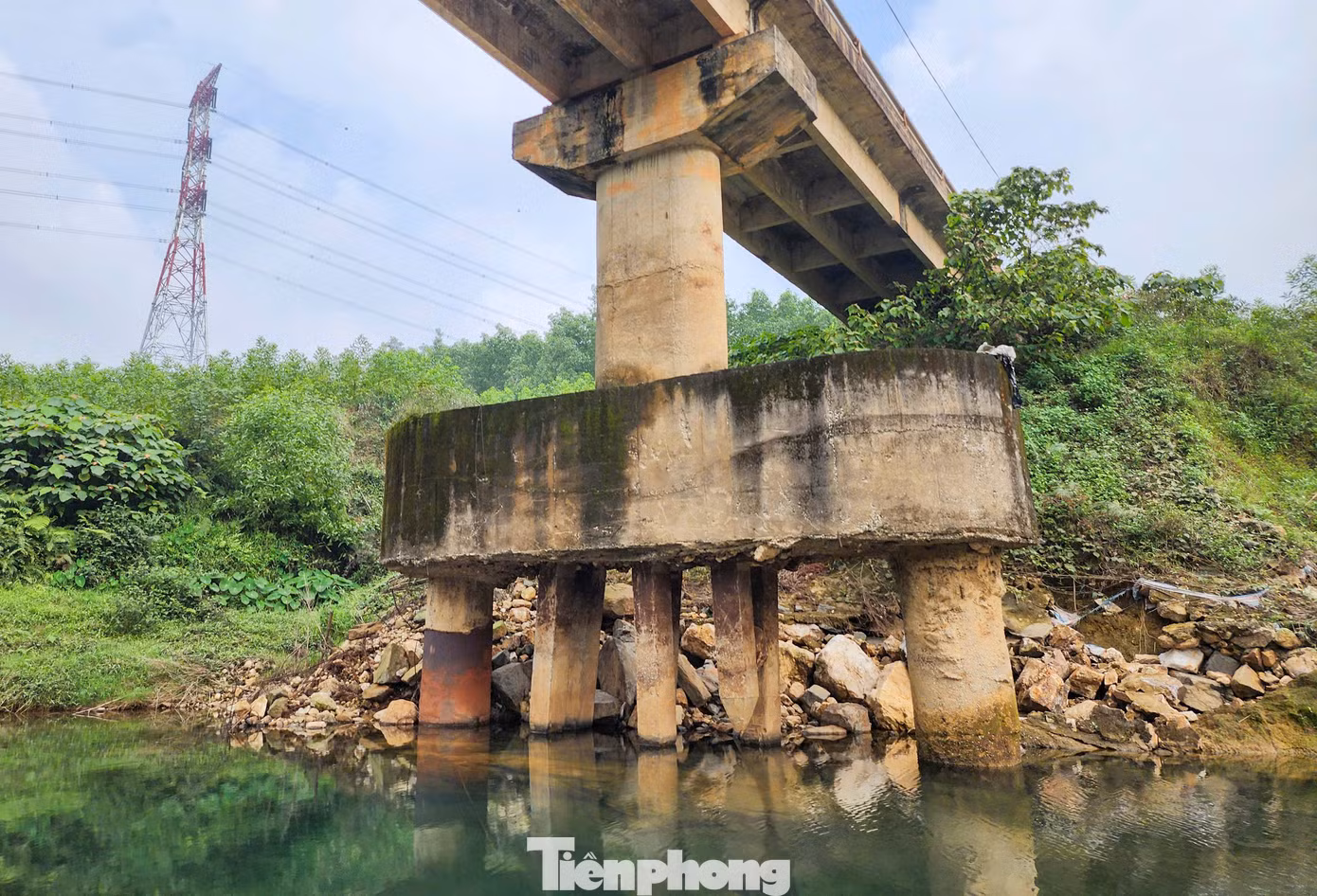 Lãnh đạo địa phương cho biết từng nhiều lần kiến nghị lên các cấp bố trí kinh phí sửa chữa, nâng cấp hoặc xây mới để đảm bảo an toàn cho người và phương tiện qua lại song chưa được chấp thuận.