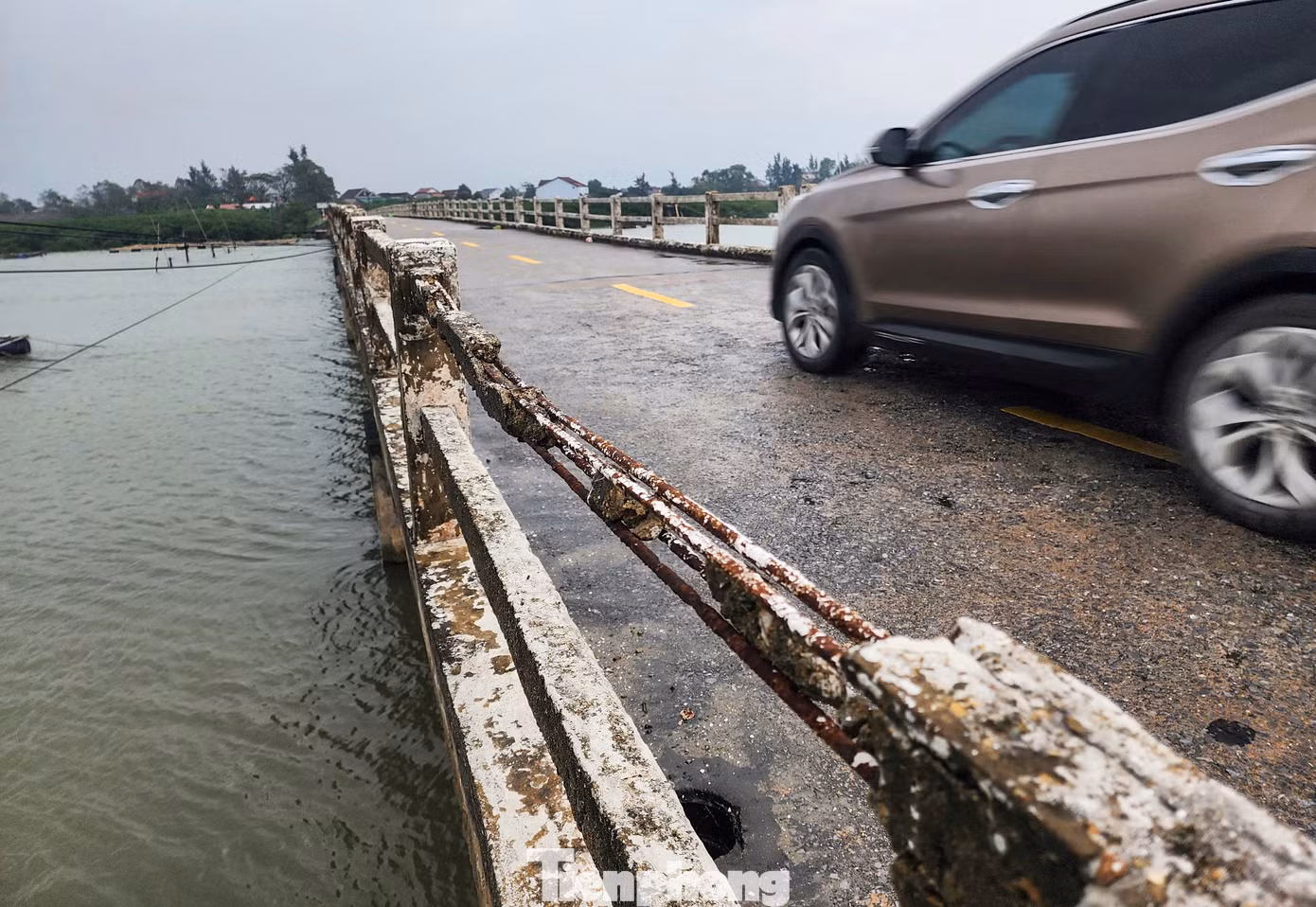 Lãnh đạo địa phương cho biết cầu Hải Ninh đã xây dựng, sử dụng khoảng 20 năm nay. Hiện cây cầu này xuống cấp nghiêm trọng.