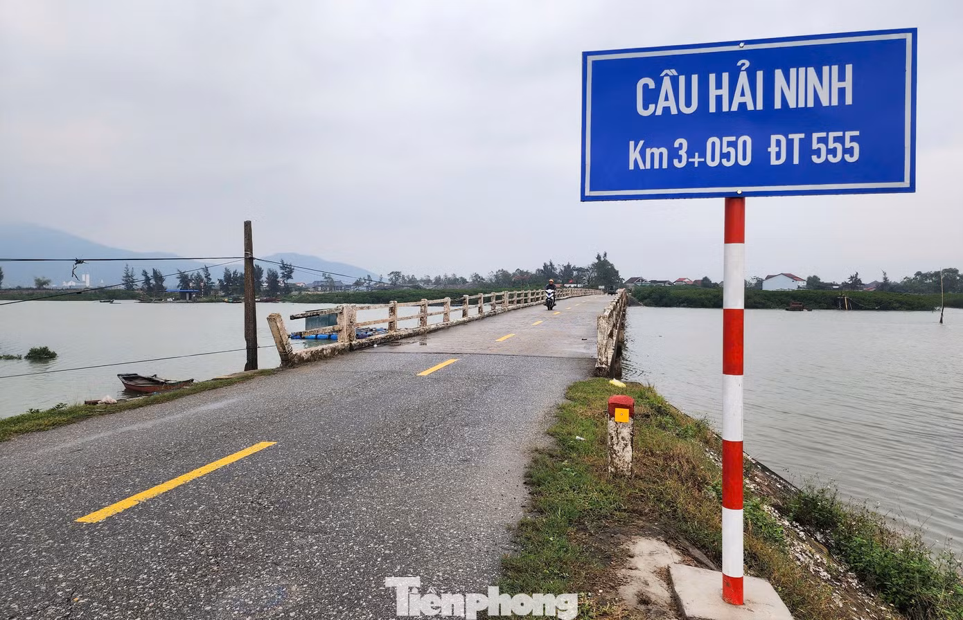 Cầu Hải Ninh nằm trên tuyến Tỉnh lộ 555 bắc qua sông Vịnh nối phường Kỳ Ninh (thị xã Kỳ Anh) với xã Kỳ Hải (huyện Kỳ Anh) cũng xuống cấp.