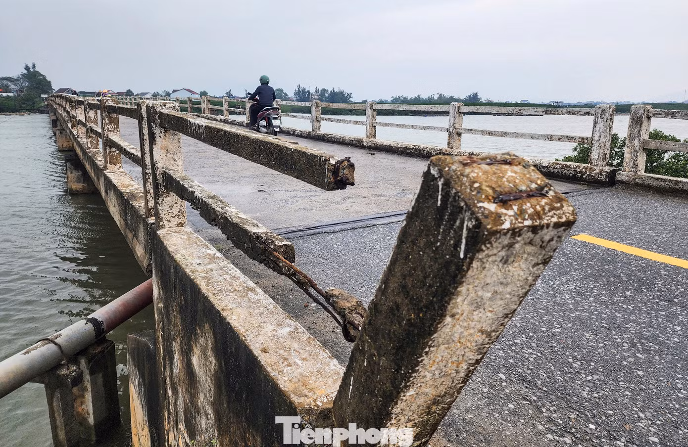 Theo ghi nhận, hệ thống mặt đường, lan can cầu nhiều vị trí bị gãy, lộ khung thép bên trong. Một số cọc bê tông bị đứt liên kết, nghiêng ngả. Phía dưới gầm cầu cũng nứt nẻ, được gia cố tạm thời bằng các lớp xi măng.