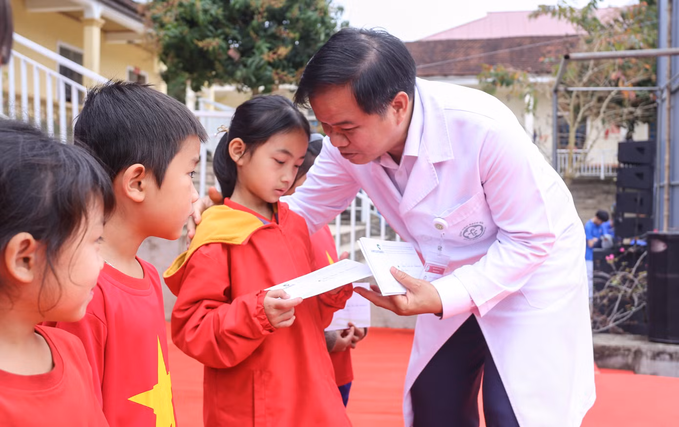 Bệnh viện Bạch Mai cũng khám tư vấn sức khỏe và phát thuốc miễn phí, tặng quà cho hàng nghìn người dân tại Trung tâm y tế huyện Quế Phong. Bệnh viện Bạch Mai cũng khám tư vấn sức khỏe và phát thuốc miễn phí, tặng quà cho hàng nghìn người dân tại Trung tâm y tế huyện Quế Phong.
