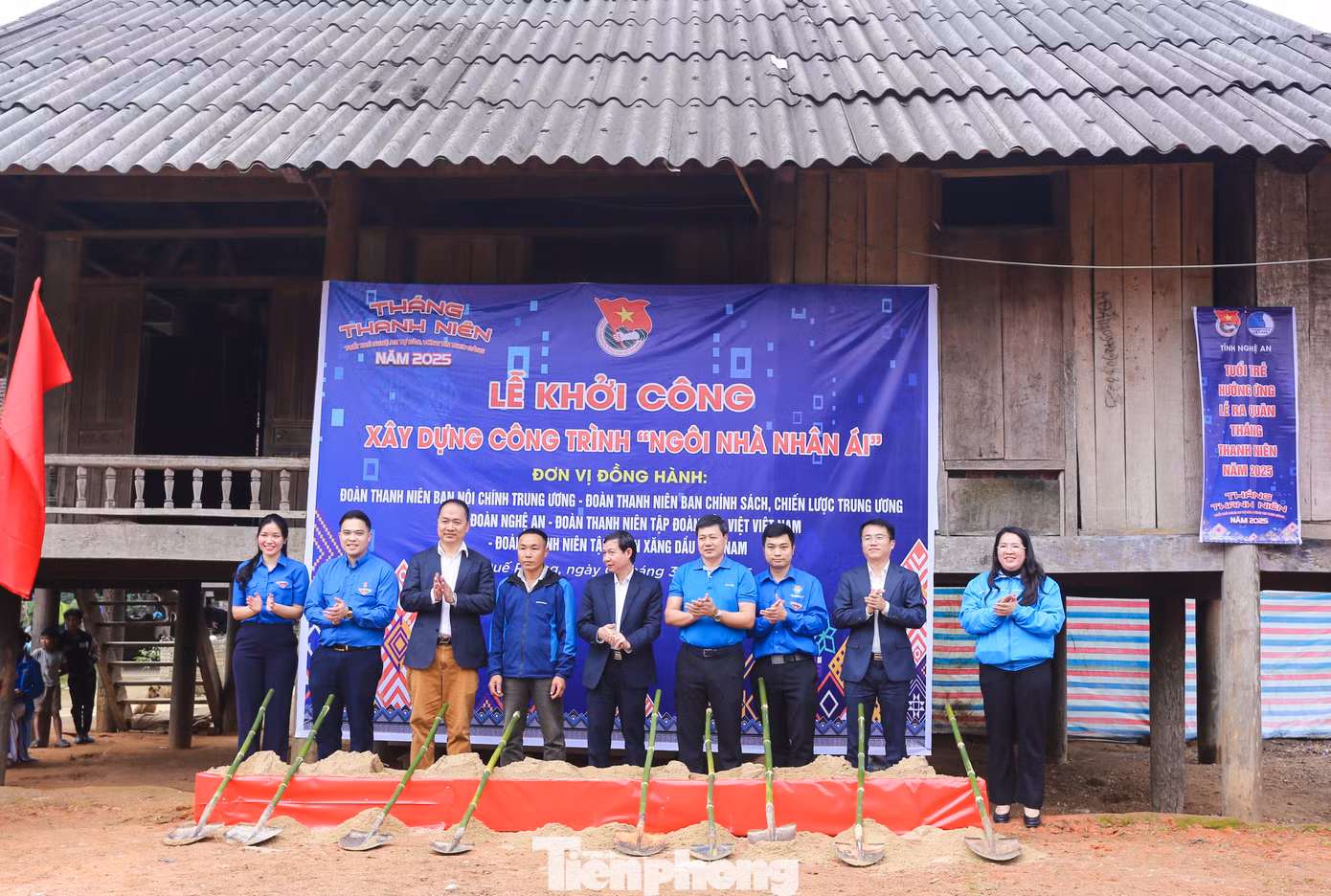 Sau lễ khởi động là lễ khởi công xây dựng nhà nhân ái cho gia đình anh Lương Văn Thanh ở bản Chiếng, xã Hạnh Dịch với hoàn cảnh khó khăn. Ông Sầm Văn Duyệt – Phó bí thư thường trực Huyện ủy Quế Phong cho biết, sau khi có chương trình xóa nhà tạm, nhà dột nát của Trung ương, địa phương đã triển khai, thực hiện hơn 2.000 ngôi nhà. Hiện địa phương còn 508 hộ dân khó khăn cần hỗ trợ song địa phương còn gặp khó khăn.