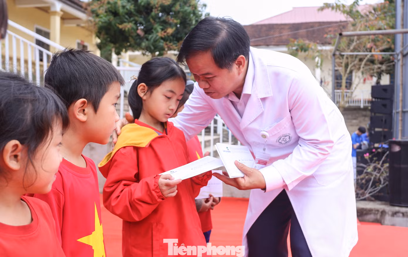 Bệnh viện Bạch Mai cũng khám tư vấn sức khỏe và phát thuốc miễn phí, tặng quà cho hàng nghìn người dân tại Trung tâm y tế huyện Quế Phong.