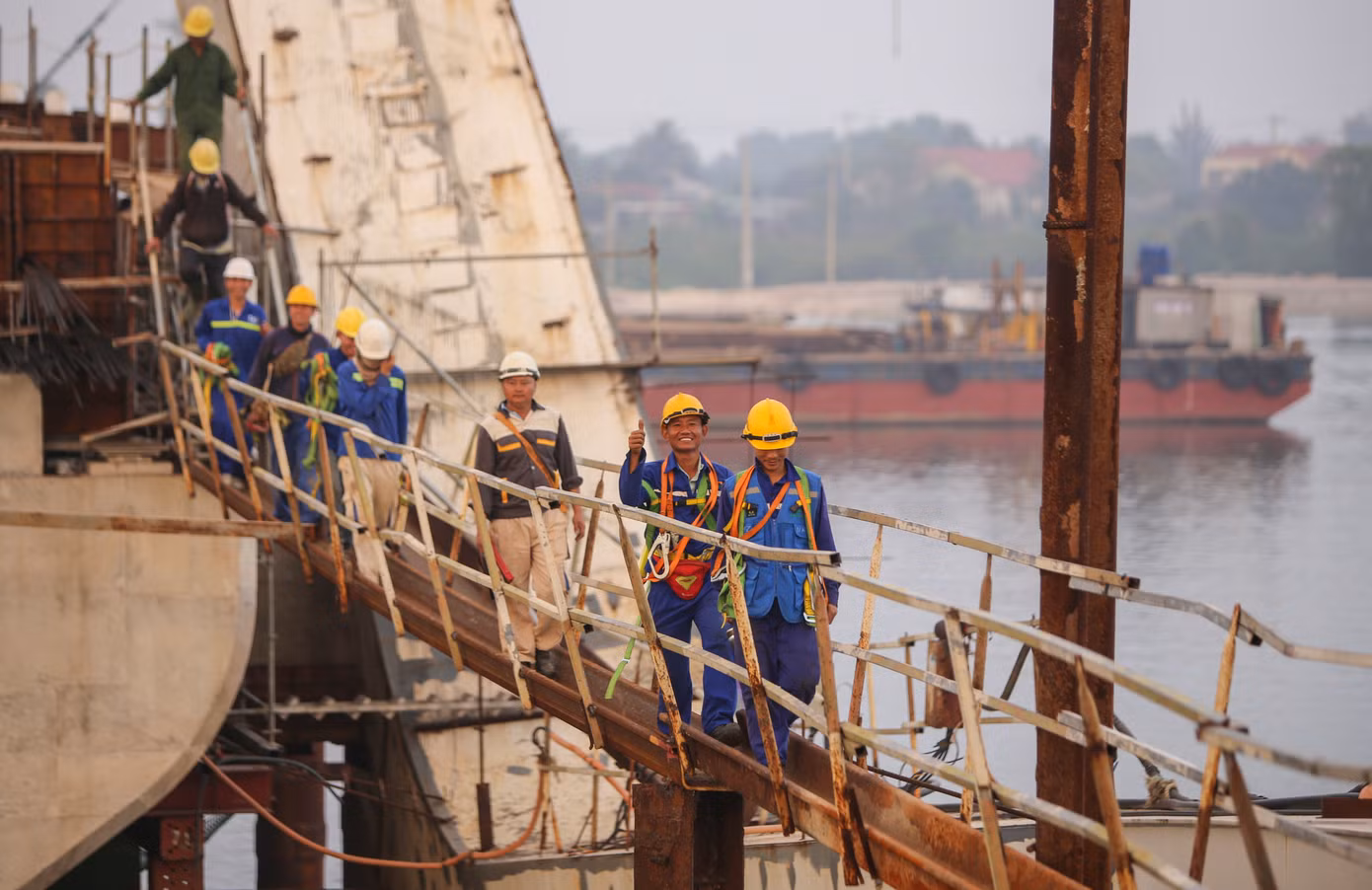 Nhóm công nhân nở nụ cười tươi sau ngày làm việc.