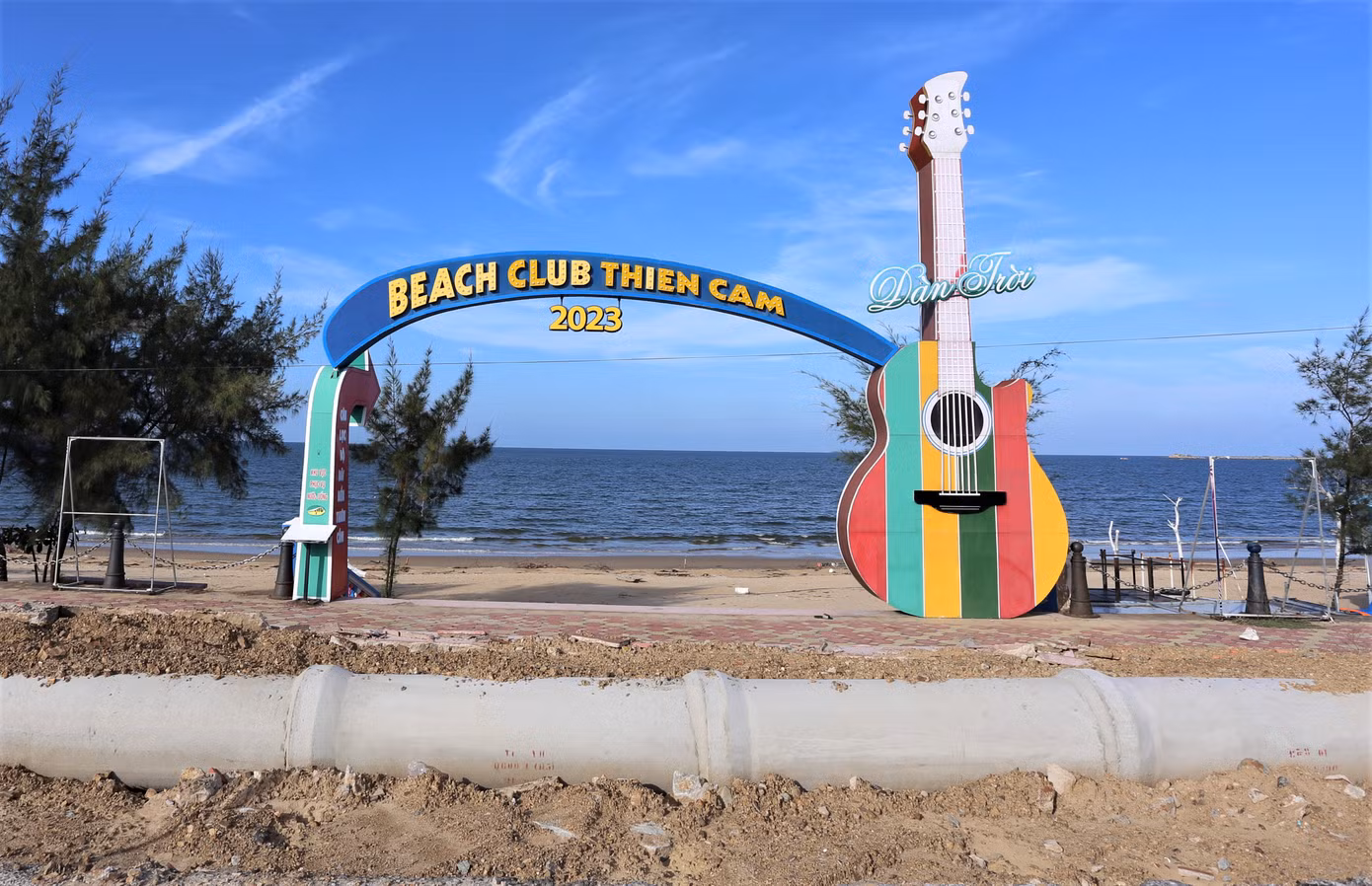 Lãnh đạo Ban quản lý Khu du lịch Thiên Cầm cho biết ban đầu dự kiến quá trình giải tỏa kéo dài đến ngày 20/10. Tuy nhiên, những ngày qua thời tiết thuận lợi nên bàn giao mặt bằng sạch sẽ sớm hơn. Ngoài ra, huyện Cẩm Xuyên đang xin chủ trương để quy hoạch hai địa điểm kinh doanh nhà hàng, cơ sở ăn uống mới cho các hộ dân tại khu du lịch Thiên Cầm, cách vị trí cũ khoảng 100-300m.