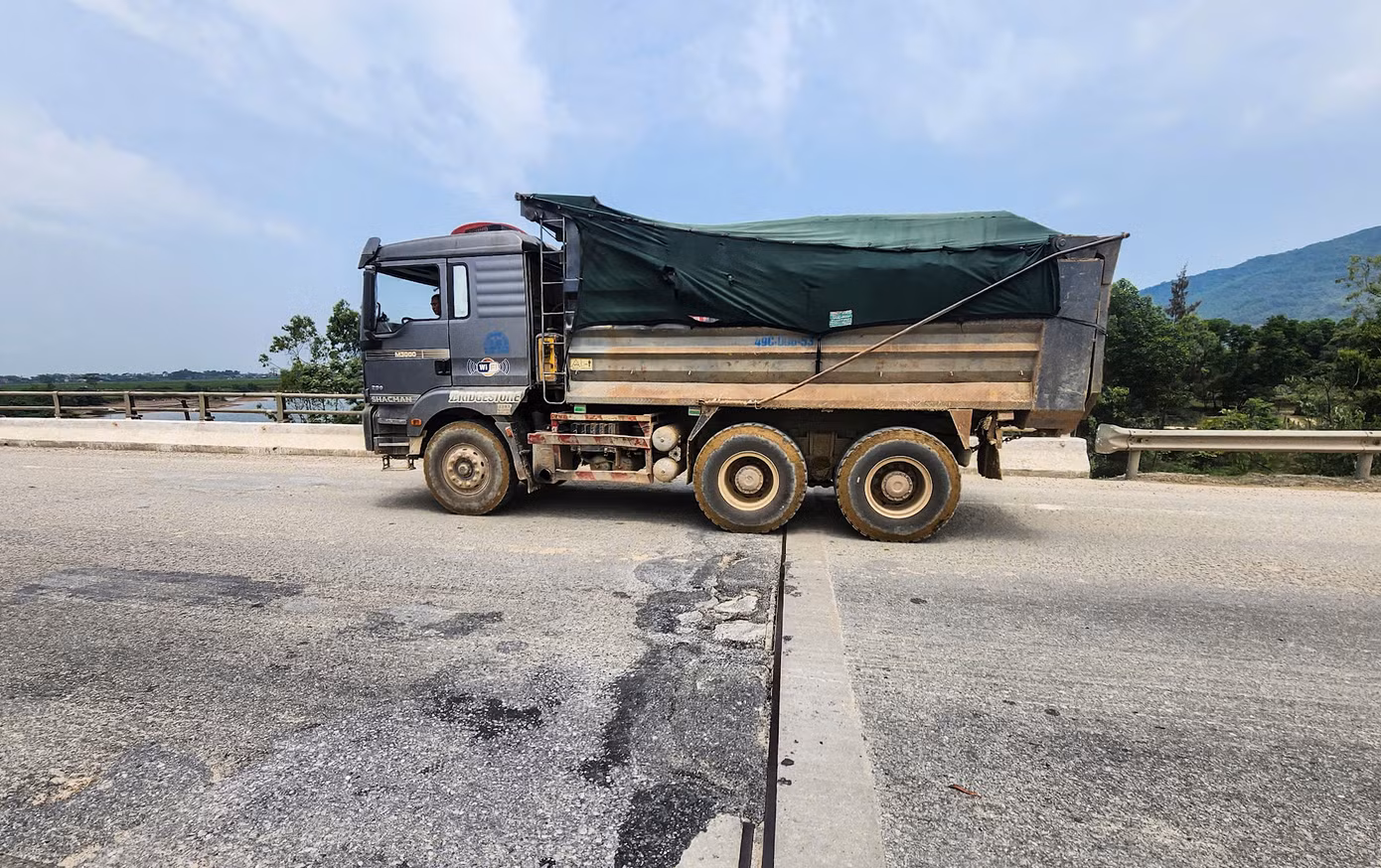 Theo đơn vị quản lý, khi sửa chữa, vị trí hư hỏng sẽ thay thế bằng các dầm ngang sử dụng kết cấu bê tông cốt thép. Việc sửa chữa dự kiến thực hiện vào tháng 4 này.