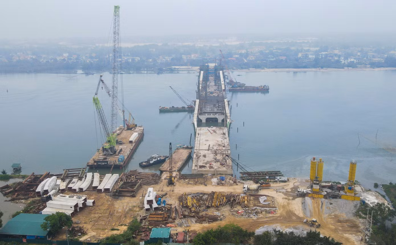 Đường đầu cầu, phía Tây nối với Quốc lộ 1A tại huyện Quảng Ninh và phía Đông nối với đường ven biển tại xã Bảo Ninh (TP Đồng Hới).