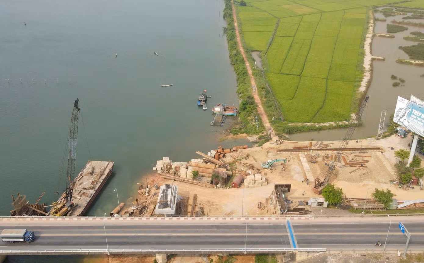 Kỹ sư Đặng Trần Trung Kiên (đơn vị thực hiện dự án) cho biết, cầu Quán Hàu mở rộng trong giai đoạn 2 năm song song và cách tim cầu cũ với khoảng cách 15,5m, mép 2 cầu cách 3,5m về phía thượng lưu. Cầu có 9 nhịp, bề rộng mặt cầu 12m, tốc độ thiết kế 80km/h.