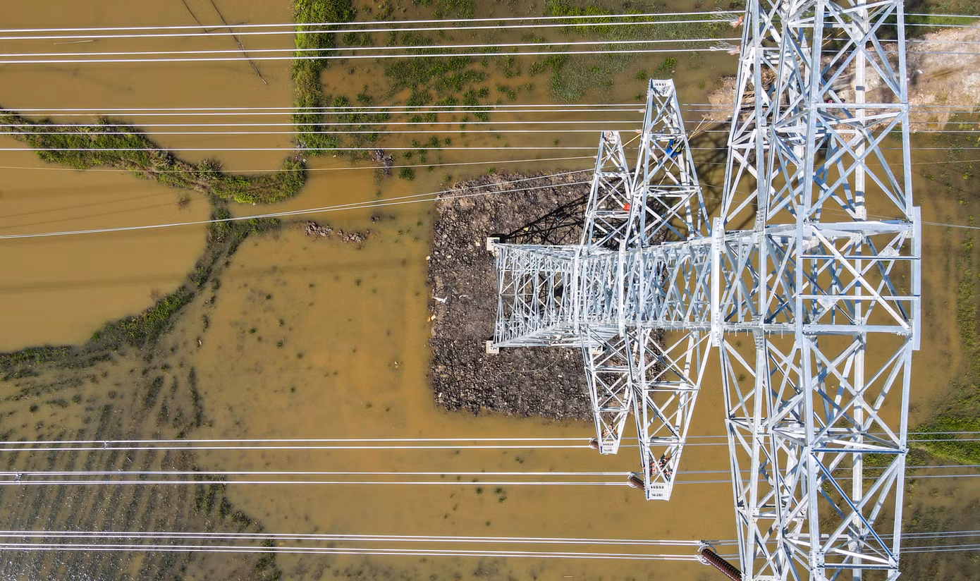 Dự án đường dây 500 kV mạch 3 đoạn qua Hà Tĩnh dài hơn 141km với 285 vị trí móng cột, 284 khoảng cột/113 khoảng néo thuộc 9 huyện, thị xã. Đây là địa phương được đánh giá có khối lượng công việc lớn nhất, địa hình khó khăn nhất trong các tỉnh có đường dây đi qua. Sau nhiều tháng thi công, đến nay nhiều vị trí trên tuyến việc kéo dây đang dần hoàn thiện. Dự án đường dây 500 kV mạch 3 đoạn qua Hà Tĩnh dài hơn 141km với 285 vị trí móng cột, 284 khoảng cột/113 khoảng néo thuộc 9 huyện, thị xã. Đây là địa phương được đánh giá có khối lượng công việc lớn nhất, địa hình khó khăn nhất trong các tỉnh có đường dây đi qua. Sau nhiều tháng thi công, đến nay nhiều vị trí trên tuyến việc kéo dây đang dần hoàn thiện.