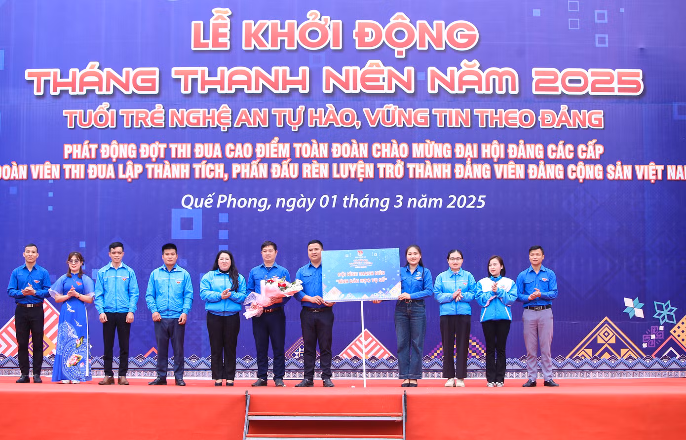 “Mỗi Đoàn cơ sở cần thành lập ít nhất 1 đội hình thanh niên “Bình dân học vụ số”, lựa chọn những cán bộ Đoàn, đoàn viên, thanh niên có kiến thức tốt về công nghệ làm nòng cốt. Đẩy mạnh tuyên truyền, hướng dẫn người dân, đoàn viên, thanh thiếu nhi truy cập internet và các kỹ năng số thiết yếu một cách văn minh, an toàn, tránh lừa đảo số; nhận diện và phòng ngừa thông tin xấu, độc trên không gian số, nâng cao kỹ năng thanh toán điện tử không dùng tiền mặt và các ứng dụng số khác phục vụ cho sản xuất, kinh doanh phù hợp với điều kiện của địa phương”, Bí thư Tỉnh Đoàn Nghệ An nhấn mạnh. “Mỗi Đoàn cơ sở cần thành lập ít nhất 1 đội hình thanh niên “Bình dân học vụ số”, lựa chọn những cán bộ Đoàn, đoàn viên, thanh niên có kiến thức tốt về công nghệ làm nòng cốt. Đẩy mạnh tuyên truyền, hướng dẫn người dân, đoàn viên, thanh thiếu nhi truy cập internet và các kỹ năng số thiết yếu một cách văn minh, an toàn, tránh lừa đảo số; nhận diện và phòng ngừa thông tin xấu, độc trên không gian số, nâng cao kỹ năng thanh toán điện tử không dùng tiền mặt và các ứng dụng số khác phục vụ cho sản xuất, kinh doanh phù hợp với điều kiện của địa phương”, Bí thư Tỉnh Đoàn Nghệ An nhấn mạnh.