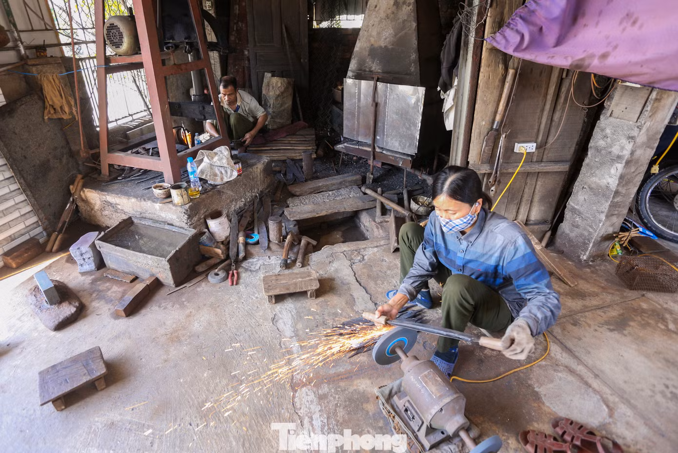 Từ 5h sáng những ngày cuối năm, khắp các căn nhà ven sông đoạn qua phường Trung Lương, thị xã Hồng Lĩnh (Hà Tĩnh) lại vang lên tiếng búa, tiếng kim loại va vào nhau rộn rã. Từ 5h sáng những ngày cuối năm, khắp các căn nhà ven sông đoạn qua phường Trung Lương, thị xã Hồng Lĩnh (Hà Tĩnh) lại vang lên tiếng búa, tiếng kim loại va vào nhau rộn rã.