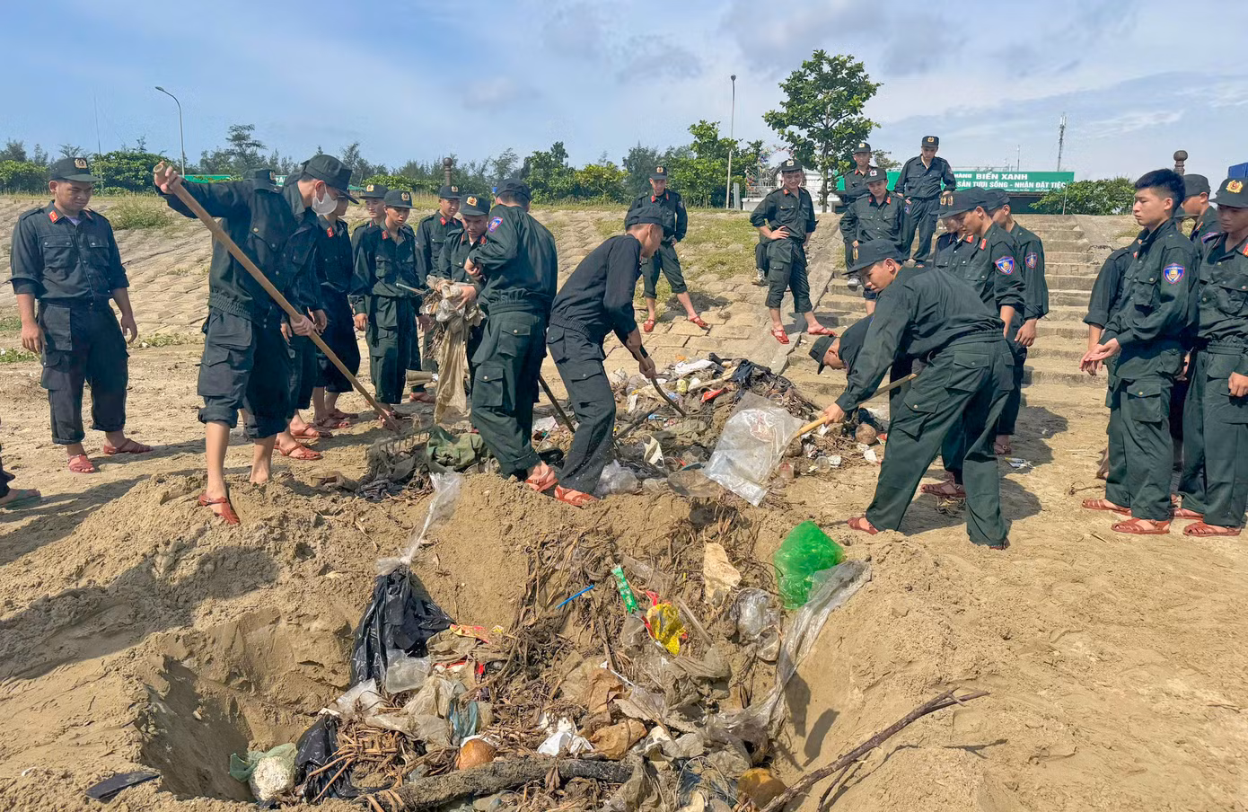“Vì một đại dương xanh, đoàn thanh niên các đơn vị đã tổng dọn rác hơn 4km dọc bãi biển Xuân Hải. Đây là hoạt động ý nghĩa, phát huy tinh thần đoàn kết, gắn bó, sẵn sàng nhận và hoàn thành xuất sắc nhiệm vụ được giao, gắn kết hơn nữa với chính quyền địa phương”, đại úy Nguyễn Trọng Tấn – Bí thư đoàn cơ sở Phòng CSCĐ (Công an tỉnh Hà Tĩnh) chia sẻ.