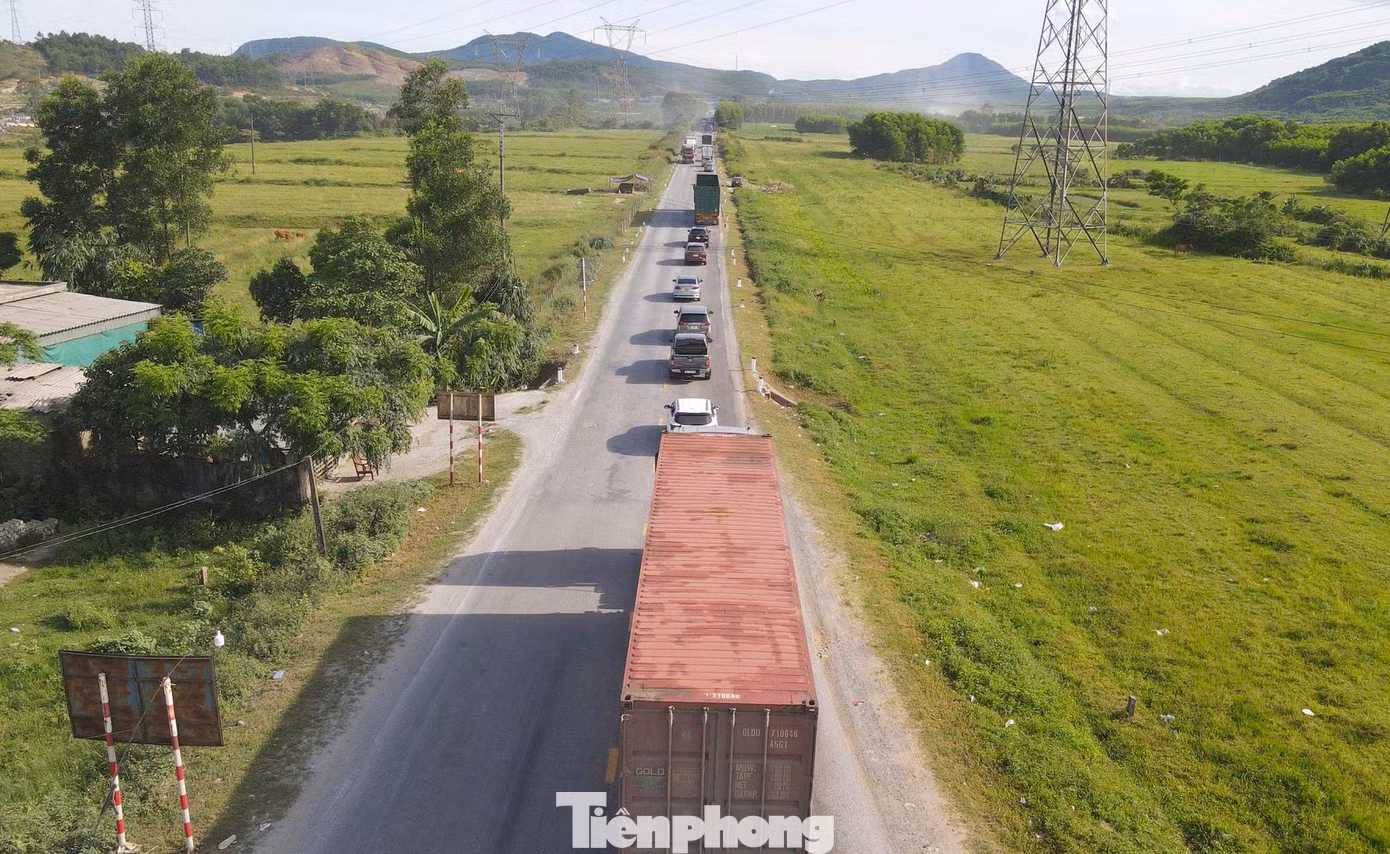 Được đưa vào khai thác từ nhiều năm, cộng thêm lượng phương tiện tăng cao thời gian gần đây khiến cho đoạn tuyến quốc lộ 12C xuống cấp, nhiều vị trí hư hỏng nặng.