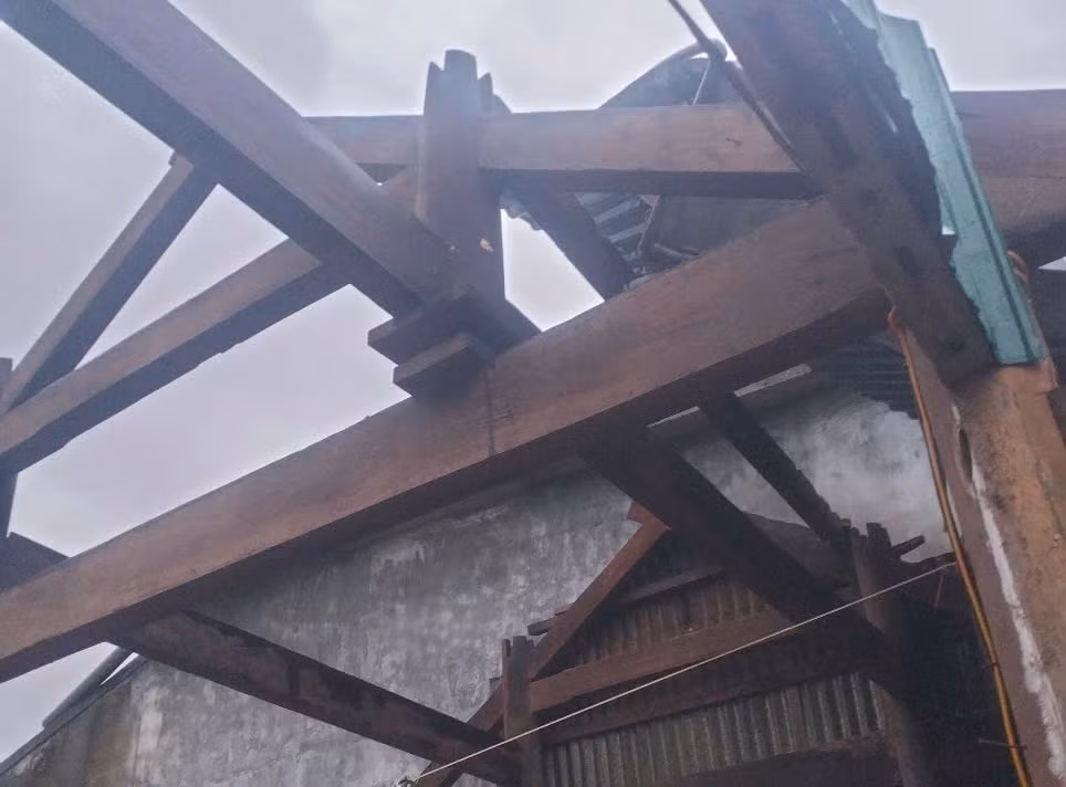 Nhà dân bị tốc mái, tài sản hư hỏng sau đợt mưa giông. Nhà dân bị tốc mái, tài sản hư hỏng sau đợt mưa giông.