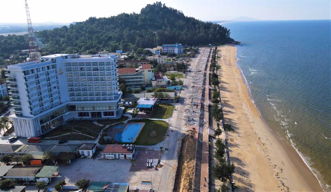 Không gian rộng rãi, thông thoáng với Khu du lịch biển Thiên Cầm. Việc giải tỏa cũng nâng tầm cho các khu nghỉ dưỡng cao cấp với view biển.