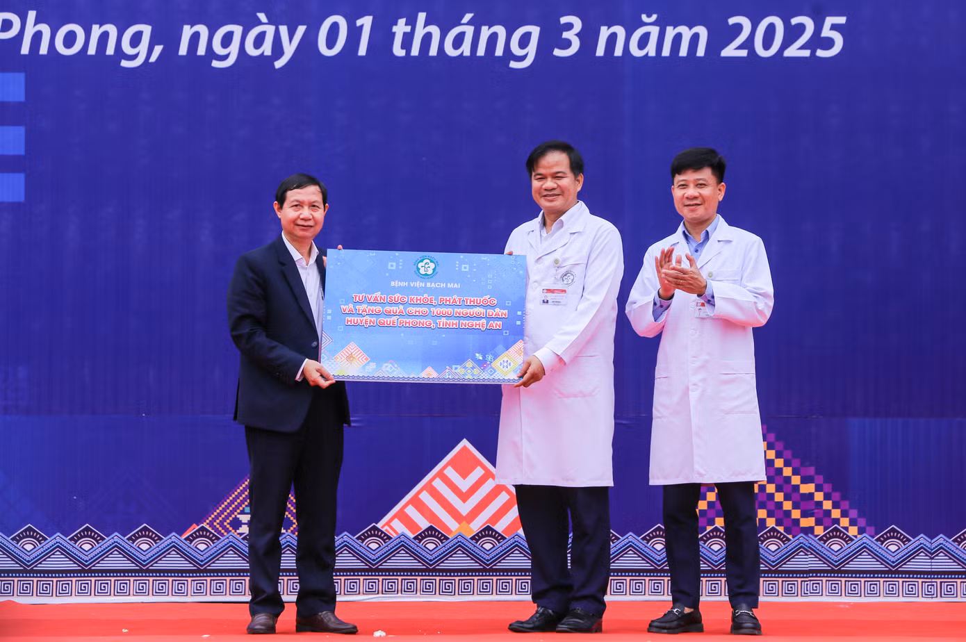 Tại lễ khởi động, nhiều hoạt động ý nghĩa đã diễn ra như hưởng ứng phong trào thi đua cả nước chung tay xóa nhà tạm, nhà dột nát do Thủ tướng Chính phủ phát động, Đoàn thanh niên Tập đoàn Bảo Việt Việt Nam đã hỗ trợ 2 căn nhà và Đoàn Thanh niên Tập đoàn Dầu khí Việt Nam hỗ trợ xây dựng 1 căn nhà cho người dân có hoàn cảnh khó khăn có nhu cầu xây dựng nhà ở trên địa bàn huyện Quế Phong. Mỗi căn nhà trị giá 50 triệu đồng. Ban Thanh niên Công an tỉnh cũng trao tặng 3 căn nhà tổng trị giá 180 triệu đồng cùng nhiều phần quà, hiện vật khác. Tại lễ khởi động, nhiều hoạt động ý nghĩa đã diễn ra như hưởng ứng phong trào thi đua cả nước chung tay xóa nhà tạm, nhà dột nát do Thủ tướng Chính phủ phát động, Đoàn thanh niên Tập đoàn Bảo Việt Việt Nam đã hỗ trợ 2 căn nhà và Đoàn Thanh niên Tập đoàn Dầu khí Việt Nam hỗ trợ xây dựng 1 căn nhà cho người dân có hoàn cảnh khó khăn có nhu cầu xây dựng nhà ở trên địa bàn huyện Quế Phong. Mỗi căn nhà trị giá 50 triệu đồng. Ban Thanh niên Công an tỉnh cũng trao tặng 3 căn nhà tổng trị giá 180 triệu đồng cùng nhiều phần quà, hiện vật khác.