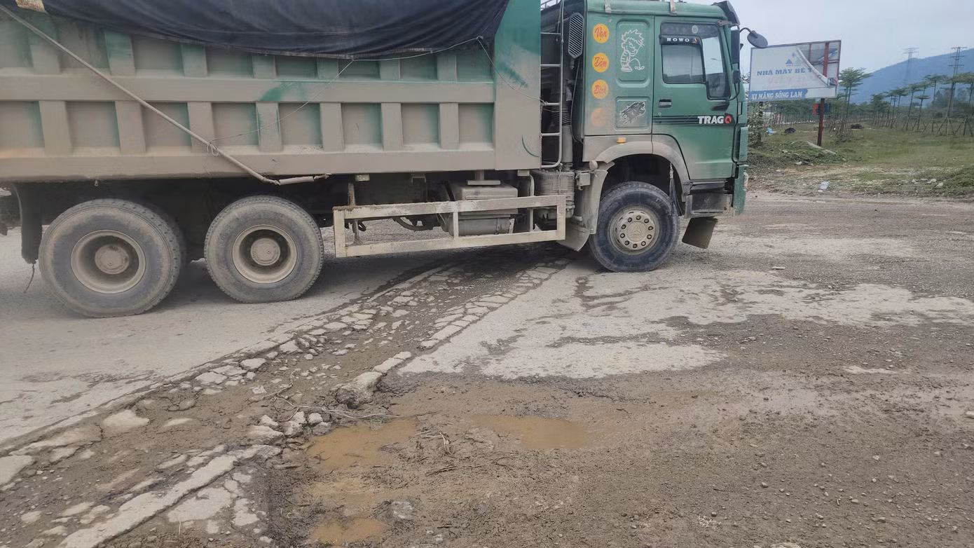 Trung tá Trần Anh Tuấn - Đội trưởng Đội Cảnh sát giao thông - trật tự (Công an thị xã Kỳ Anh) cho biết, trên địa bàn đang triển khai một số dự án nên lưu lượng xe chở vật liệu tăng cao. “Đơn vị đã làm việc với các đơn vị vận tải và chia cung đường ra để giãn lưu lượng và chịu trách nhiệm vệ sinh môi trường nhưng mật độ xe quá lớn nên không hết tình trạng bụi bẩn và mặt đường lầy lội. Về tình trạng tài xế chạy ẩu gây nguy hiểm cho người dân tham gia giao thông là có, chúng tôi sẽ kiểm soát, xử lý các vi phạm”, trung tá Tuấn thông tin với PV Tiền Phong.