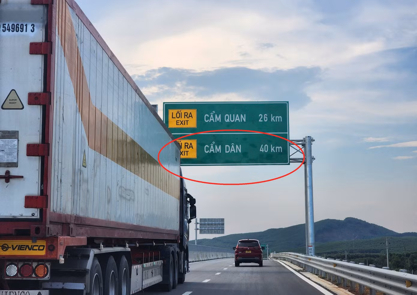 Biển báo với tên địa danh 'lạ' trên cao tốc Hà Tĩnh trước và sau khi được đổi tên. Biển báo với tên địa danh 'lạ' trên cao tốc Hà Tĩnh trước và sau khi được đổi tên.