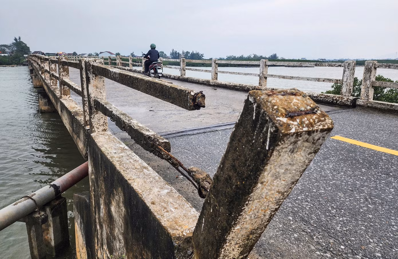 Theo ghi nhận, hệ thống mặt đường, lan can cầu nhiều vị trí bị gãy, lộ khung thép bên trong. Một số cọc bê tông bị đứt liên kết, nghiêng ngả. Phía dưới gầm cầu cũng nứt nẻ, được gia cố tạm thời bằng các lớp xi măng. Theo ghi nhận, hệ thống mặt đường, lan can cầu nhiều vị trí bị gãy, lộ khung thép bên trong. Một số cọc bê tông bị đứt liên kết, nghiêng ngả. Phía dưới gầm cầu cũng nứt nẻ, được gia cố tạm thời bằng các lớp xi măng.