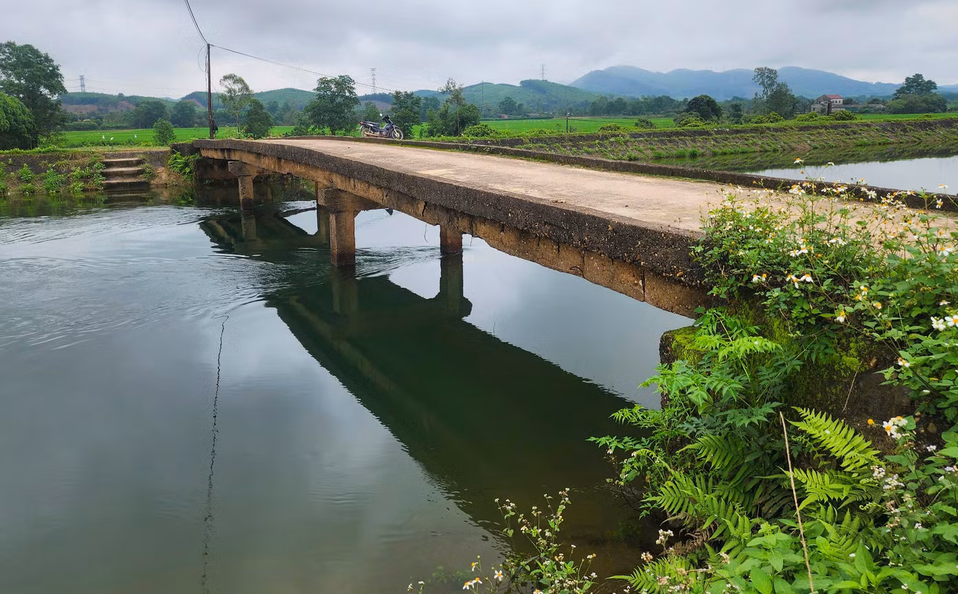 Để phục vụ nhu cầu đi lại trong quá trình sinh hoạt và sản xuất nông nghiệp cho người dân địa phương, dọc tuyến kênh chính Kẻ Gỗ được bố trí gần 10 cây cầu dân sinh. Tuy nhiên, một số cây cầu tại đây không có lan can hoặc lan can đã hư hỏng nặng, tiềm ẩn nhiều nguy cơ gây tai nạn, nhất là vào thời điểm mưa lũ, dẫn nước tưới tiêu hay đêm tối.