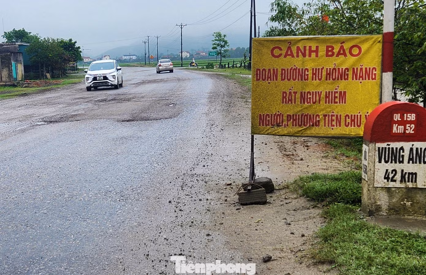 Người dân địa phương cho biết, đoạn đường trên từng nhiều lần xuống cấp song đơn vị quản lý chỉ “chắp vá” tạm thời. Tại đoạn đường qua thôn Lạc Tiến (xã Kỳ Bắc, huyện Kỳ Anh) còn có 2 mỏ đá xây dựng đang hoạt động với lượng xe tải trọng lớn ra vào liên tục khiến mặt đường đã hằn lún, bong tróc lại càng xuống cấp hơn. Người dân địa phương cho biết, đoạn đường trên từng nhiều lần xuống cấp song đơn vị quản lý chỉ “chắp vá” tạm thời. Tại đoạn đường qua thôn Lạc Tiến (xã Kỳ Bắc, huyện Kỳ Anh) còn có 2 mỏ đá xây dựng đang hoạt động với lượng xe tải trọng lớn ra vào liên tục khiến mặt đường đã hằn lún, bong tróc lại càng xuống cấp hơn.