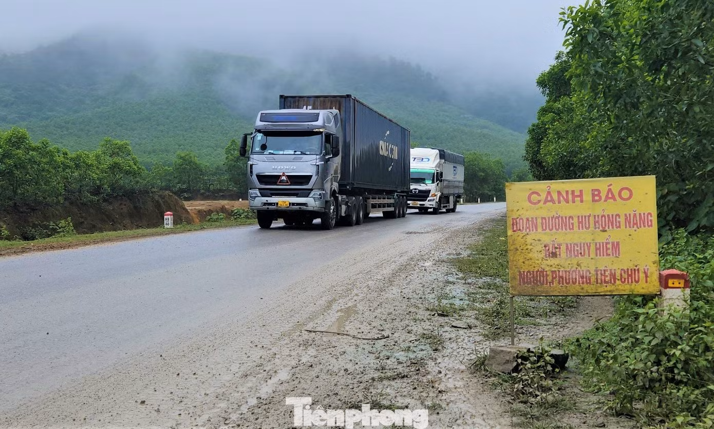 Theo ghi nhận, nhiều vị trí trên tuyến đường ven biển Hà Tĩnh đoạn từ xã Cẩm Lĩnh (huyện Cẩm Xuyên) đến xã Kỳ Bắc (huyện Kỳ Anh) với chiều dài khoảng 6km, được đưa vào khai thác, sử dụng từ năm 2017, xuất hiện bong tróc, hằn lún thành “ổ trâu, ổ gà” trên mặt đường. Theo ghi nhận, nhiều vị trí trên tuyến đường ven biển Hà Tĩnh đoạn từ xã Cẩm Lĩnh (huyện Cẩm Xuyên) đến xã Kỳ Bắc (huyện Kỳ Anh) với chiều dài khoảng 6km, được đưa vào khai thác, sử dụng từ năm 2017, xuất hiện bong tróc, hằn lún thành “ổ trâu, ổ gà” trên mặt đường.
