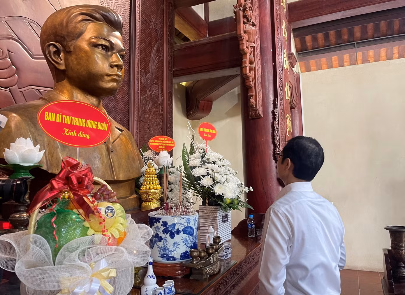 Bí thư thứ nhất T.Ư Đoàn Bùi Quang Huy dâng hoa tại khu nhà tưởng niệm anh Lý Tự Trọng. Bí thư thứ nhất T.Ư Đoàn Bùi Quang Huy dâng hoa tại khu nhà tưởng niệm anh Lý Tự Trọng.