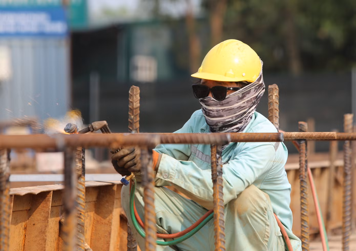 Các công nhân hàn khung trụ, dầm cầu.