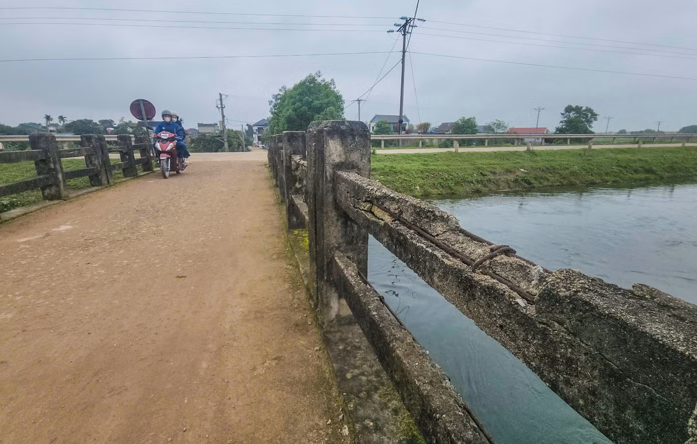 Người dân cho biết đây là tuyến đường giao thông huyết mạch của hàng trăm người dân, học sinh đi qua thường xuyên. Tình trạng cầu xuống cấp, gãy đổ tiềm ẩn nhiều nguy hiểm, nhất là trong thời tiết mưa bão, việc di chuyển bị khuất tầm nhìn, đường trơn trượt...