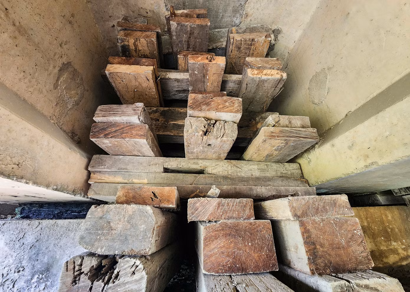 Theo đại diện Văn phòng Quản lý đường bộ II.3 thuộc Khu Quản lý đường bộ 2 (Cục Đường bộ Việt Nam – đơn vị quản lý tuyến đường), quá trình khai thác thời gian dài với lưu lượng phương tiện tăng cao, đơn nguyên cầu bên trái xuất hiện khe co giãn, bê tông bản cánh đầu dầm phía Nam bị hư hỏng.