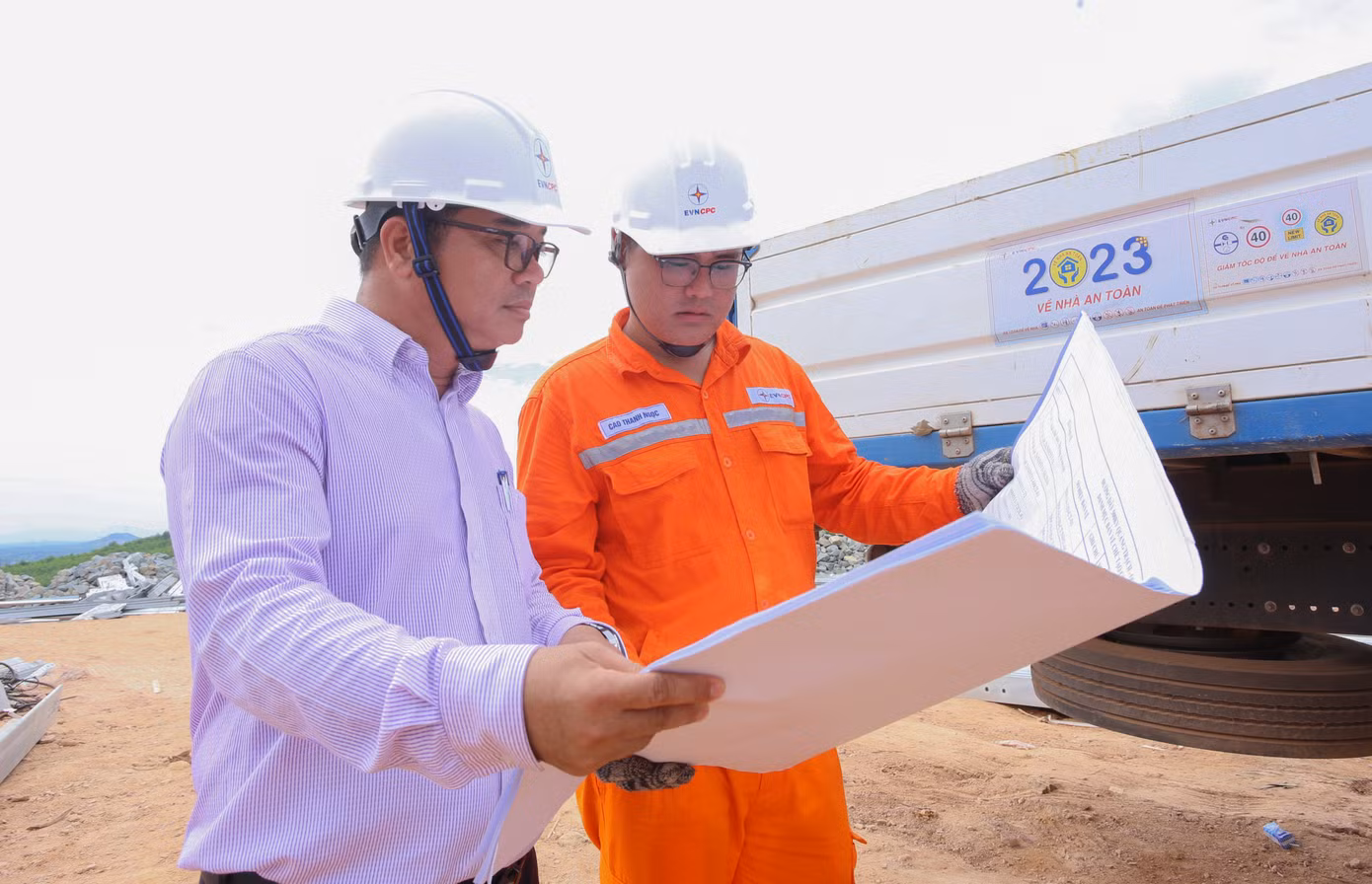 “Vị trí móng cột 174 mà PC Thừa Thiên - Huế tiếp nhận hỗ trợ nằm trên quả đồi cao hàng chục mét. Địa hình dốc, trơn trượt khi trời mưa nên tranh thủ ngày nắng, tổ đội đã di chuyển thiết bị, vật tư lên trước để phân loại, thi công. Dù khó khăn, chúng tôi vẫn quyết tâm hoàn thành nhiệm vụ sớm”, ông Lê Trọng Phước Sơn - Đội trưởng Đội xung kích cho hay.