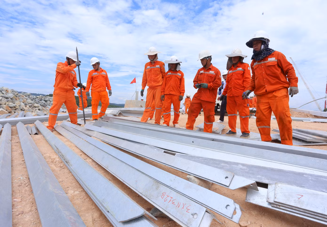 Công nhân phân loại vật tư, đưa thiết bị cho việc lắp dựng cột.