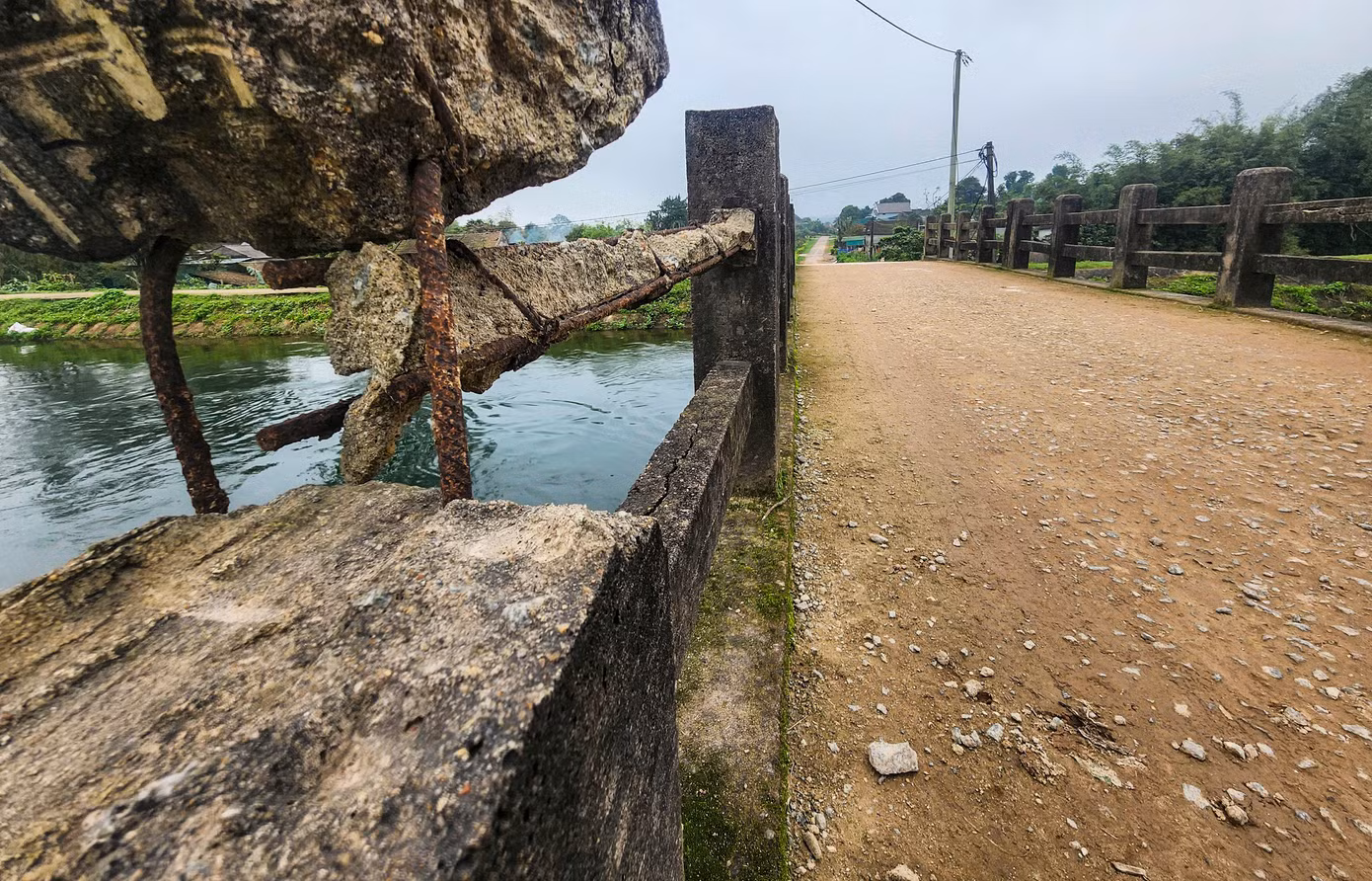 Người dân cho biết đây là tuyến đường giao thông huyết mạch của hàng trăm người dân, học sinh đi qua thường xuyên. Tình trạng cầu xuống cấp, gãy đổ tiềm ẩn nhiều nguy hiểm, nhất là trong thời tiết mưa bão, việc di chuyển bị khuất tầm nhìn, đường trơn trượt...
