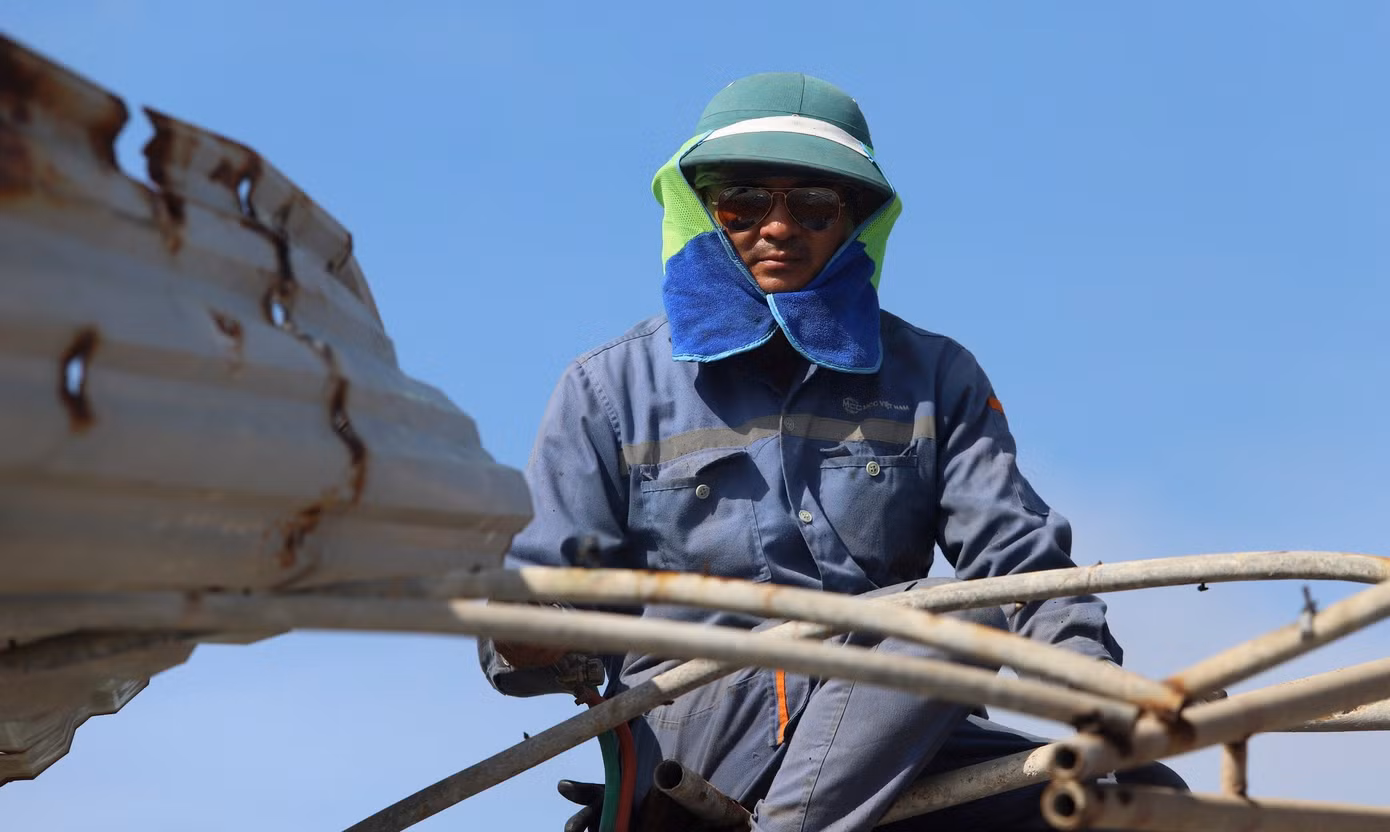 “Hơn 20 năm gắn bó với việc kinh doanh phục vụ khách du lịch tại vị trí này nên để rời đi, chúng tôi cũng có sự việc tiếc nuối. Song, chính quyền có chủ trương giải tỏa để mở rộng đường ven biển, tạo cảnh quan sạch đẹp và phát triển, nâng tầm du lịch Thiên Cầm, mọi người đều ủng hộ", ông Nguyễn Văn Thành (54 tuổi), chia sẻ.