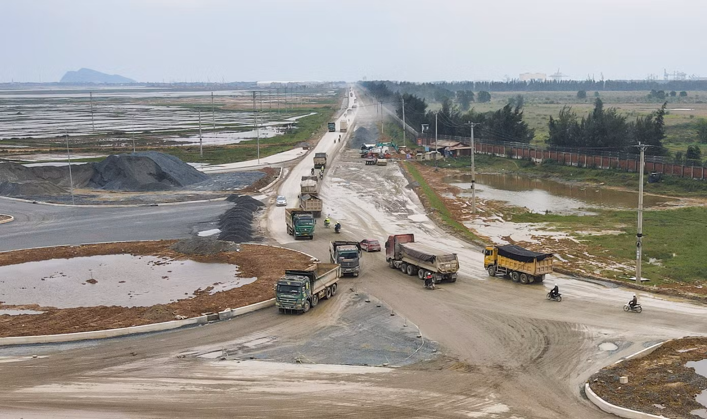 Thời gian qua, người dân sống ven tuyến đường Nguyễn Trãi, Hà Huy Tập, Nguyễn Thị Minh Khai (qua phường Kỳ Thịnh, thị xã Kỳ Anh, Hà Tĩnh) , phản ánh tình trạng xe tải, xe Howo...chở vật liệu "chạy ẩu", ảnh hưởng lớn đến cuộc sống của người dân. Trong ảnh là cảnh giao thông hỗn loạn tại nút giao ở Khu kinh tế Vũng Áng.
