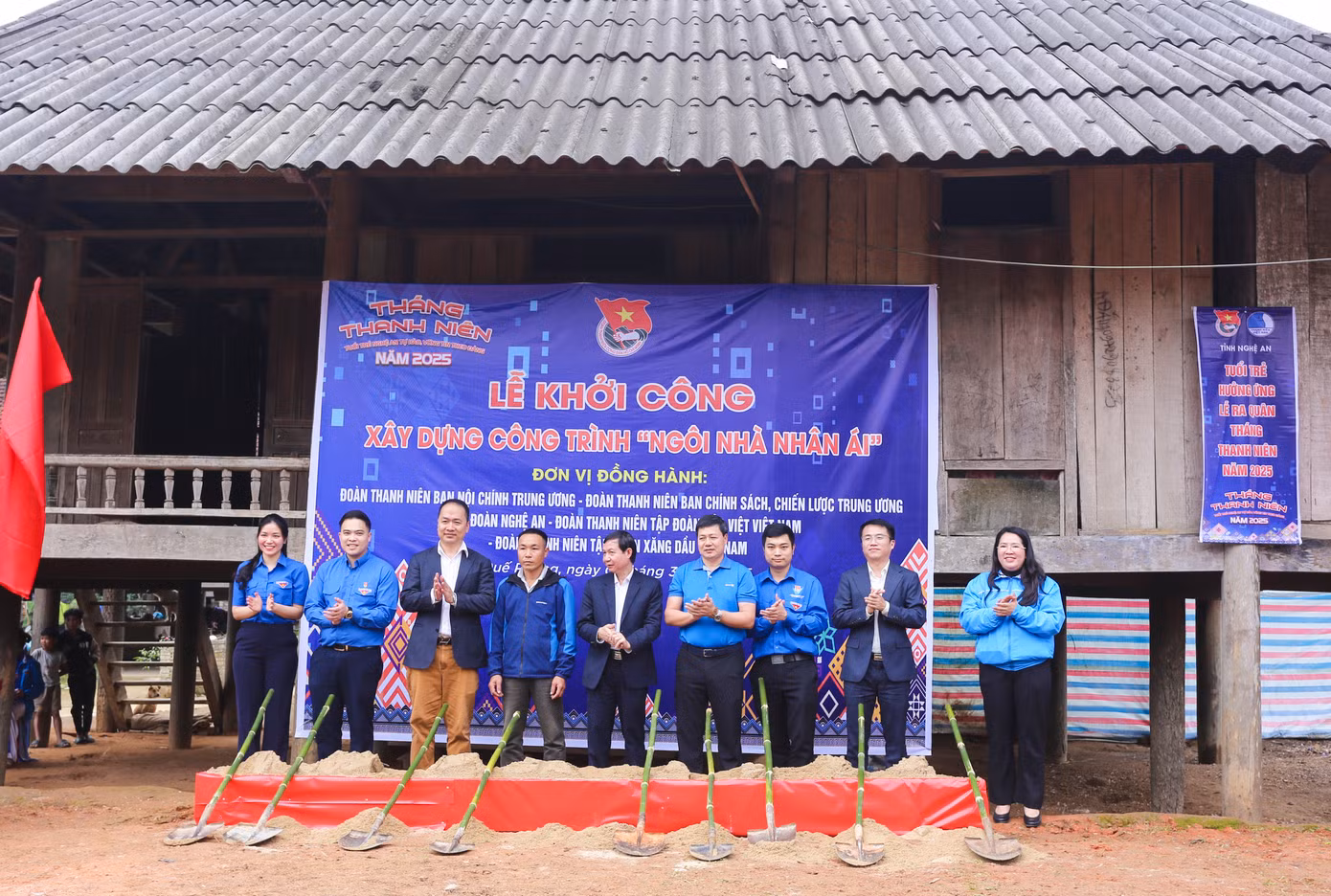 Sau lễ khởi động là lễ khởi công xây dựng nhà nhân ái cho gia đình anh Lương Văn Thanh ở bản Chiếng, xã Hạnh Dịch với hoàn cảnh khó khăn. Ông Sầm Văn Duyệt – Phó bí thư thường trực Huyện ủy Quế Phong cho biết, sau khi có chương trình xóa nhà tạm, nhà dột nát của Trung ương, địa phương đã triển khai, thực hiện hơn 2.000 ngôi nhà. Hiện địa phương còn 508 hộ dân khó khăn cần hỗ trợ song địa phương còn gặp khó khăn. Sau lễ khởi động là lễ khởi công xây dựng nhà nhân ái cho gia đình anh Lương Văn Thanh ở bản Chiếng, xã Hạnh Dịch với hoàn cảnh khó khăn. Ông Sầm Văn Duyệt – Phó bí thư thường trực Huyện ủy Quế Phong cho biết, sau khi có chương trình xóa nhà tạm, nhà dột nát của Trung ương, địa phương đã triển khai, thực hiện hơn 2.000 ngôi nhà. Hiện địa phương còn 508 hộ dân khó khăn cần hỗ trợ song địa phương còn gặp khó khăn.