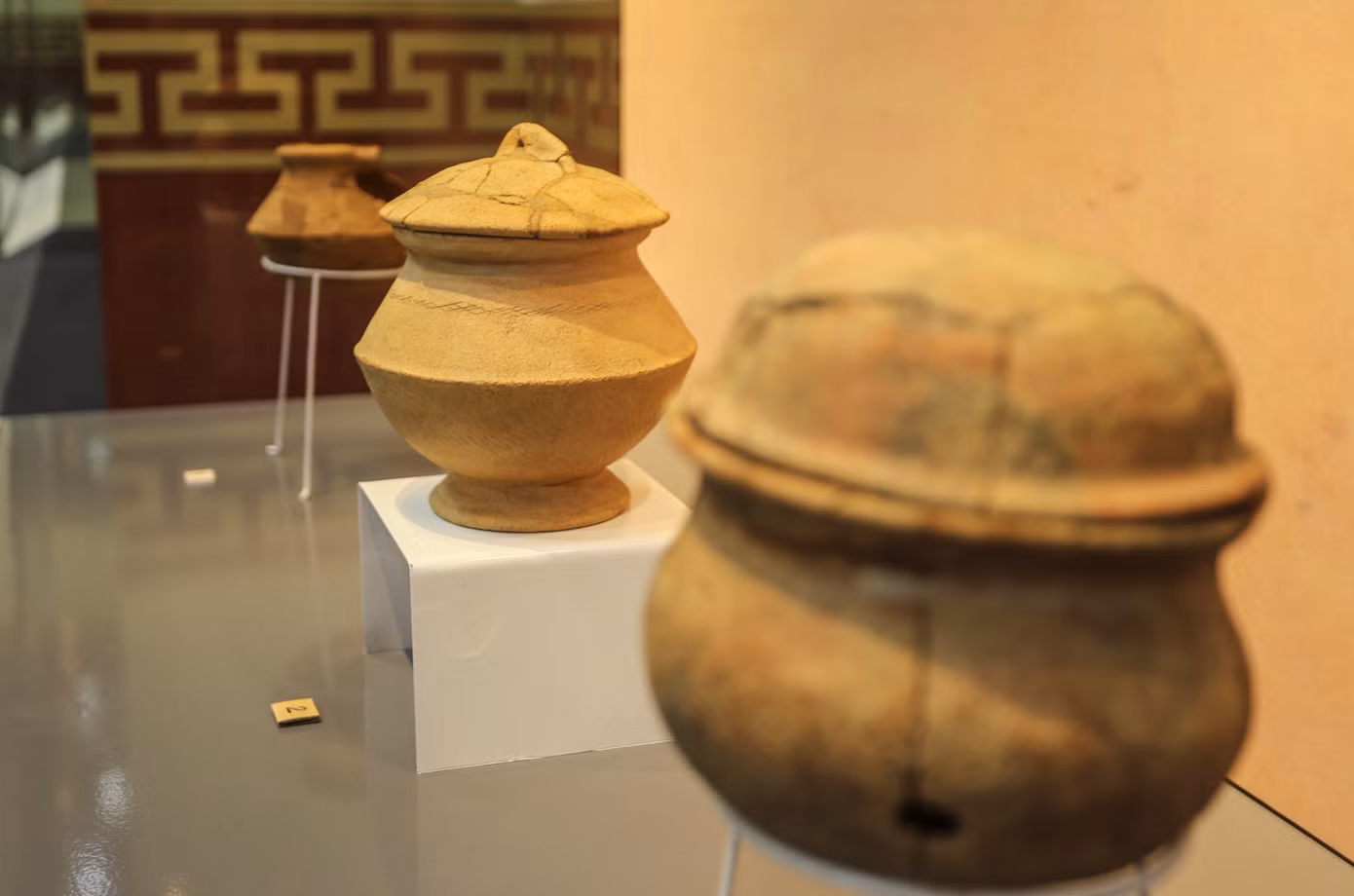 Tại di tích Bãi Cọi, các ngôi mộ huyệt đất - mang đặc điểm táng thức đặc trưng của cư dân Đông Sơn có niên đại muộn hơn, và chiếm tỷ lệ lớn hơn đã cho thấy ảnh hưởng mạnh mẽ của văn hoá Đông Sơn trong táng tục của cư dân Bãi Cọi. Trong hai ngôi mộ này, đồ tuỳ táng được sắp xếp theo khu vực an táng người chết và khu vực xung quanh mộ (tùy táng). Bên trong khu vực an táng người chết gồm các loại hình như công cụ, vũ khí, đồ trang sức, còn xung quanh khu vực an táng chủ yếu là đồ gốm như chõ, bình, nồi có nắp đậy, một số được đậy 2 tầng nắp.