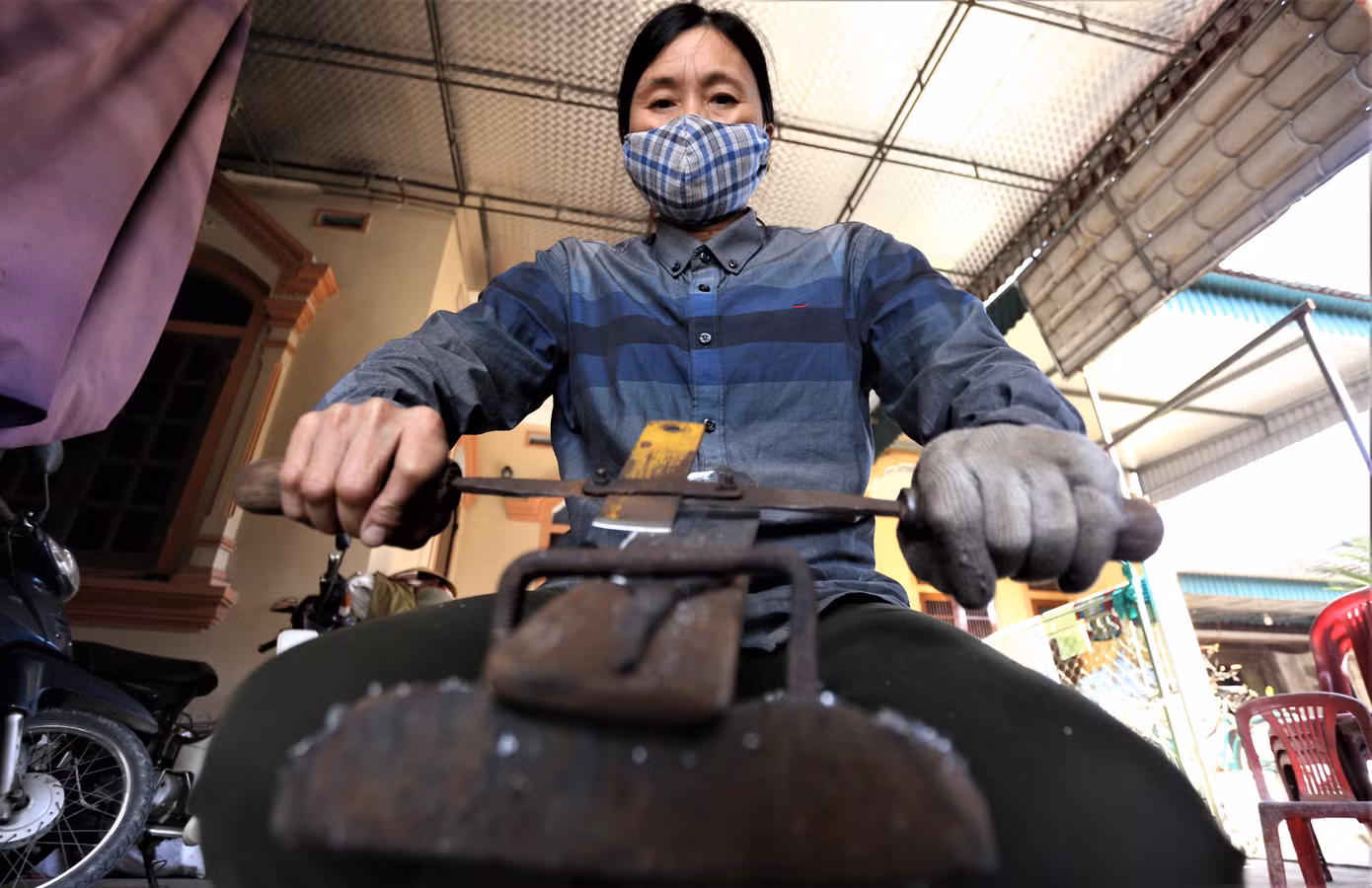 Bà Nguyễn Thị Thanh (50 tuổi) cho biết sản phẩm làm ra đến đâu bán đến đó nên càng gần Tết gia đình không nhận thêm đơn hàng vì sợ không kịp làm cho khách.