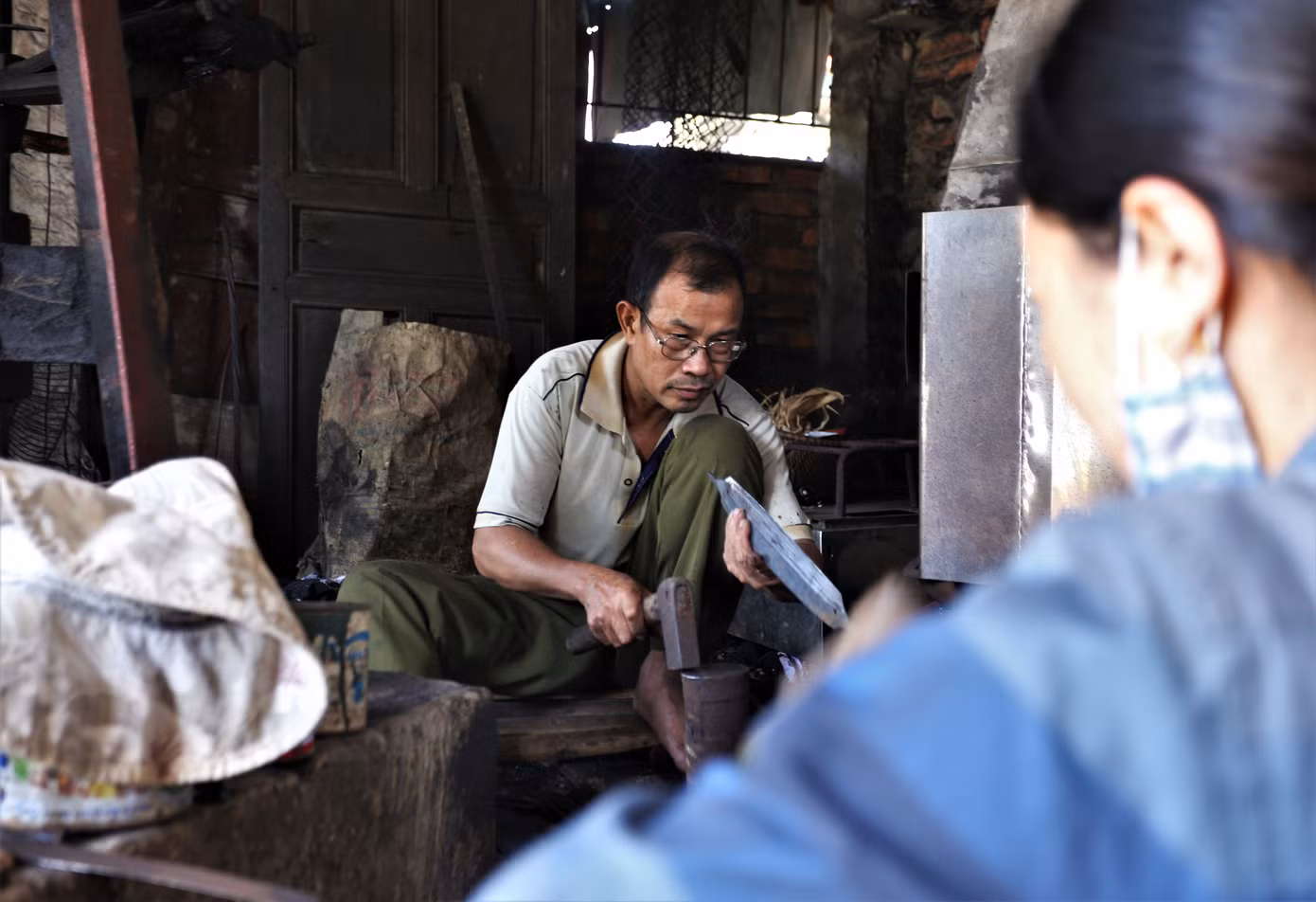 Ông Nguyễn Ngọc Thắng (55 tuổi, phường Trung Lương) cho biết: “Tết là khoảng thời gian bận rộn nhất, số lượng người đặt rèn các loại dao để sử dụng tăng lên. Vì vậy, hàng ngày những người làm nghề ở đây đều phải bắt đầu công việc từ lúc sáng sớm tinh mơ, kết thúc khi trời tối muộn, thậm chí phải làm cả đêm. Mỗi ngày vợ chồng tôi làm 20-30 chiếc dao, với giá bán 80-90.000 đồng/chiếc cũng có thêm phần thu nhập”.