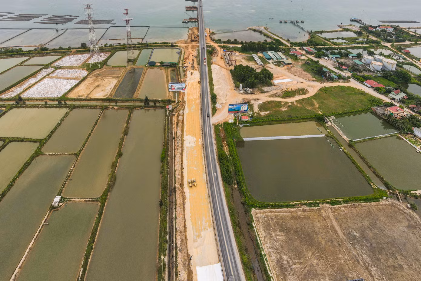 Tại mũi thi công đường dẫn lên cầu phía bờ Nam, mặt bằng được địa phương cơ bản bàn giao cho nhà thầu sớm nên nhà thầu đã tập trung đắp đất gia tải, trải vải địa.... để chuẩn bị thi công cọc xi măng đất.