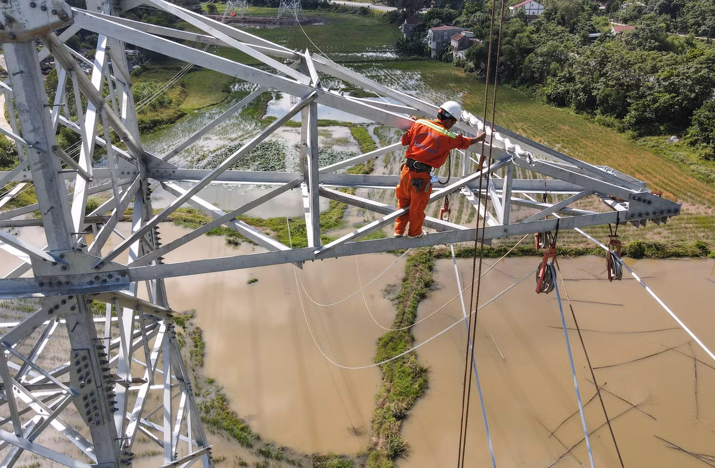 Dù nắng nóng, từng tốp công nhân vẫn bám trụ làm việc, sớm hoàn thành đường dây. Trong hình là vị trí cột qua xã Hòa Lạc (huyện Đức Thọ, Hà Tĩnh) công nhân đang hoàn thiện công đoạn cuối của việc kéo dây. Dù nắng nóng, từng tốp công nhân vẫn bám trụ làm việc, sớm hoàn thành đường dây. Trong hình là vị trí cột qua xã Hòa Lạc (huyện Đức Thọ, Hà Tĩnh) công nhân đang hoàn thiện công đoạn cuối của việc kéo dây.