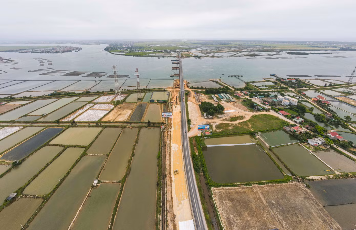 Đồng thời từng bước đầu tư hoàn thiện tuyến quốc lộ 1 theo quy hoạch, đồng bộ về quy mô, phát huy tối đa hiệu quả đầu tư mở rộng, giải quyết các điểm nghẽn, giảm ùn tắc, tăng cường an toàn giao thông, thúc đẩy phát triển kinh tế - xã hội, bảo đảm quốc phòng - an ninh.