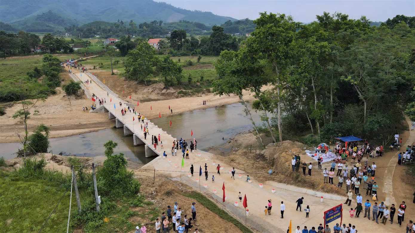 Hàng chục năm qua Khe Loà chia cắt Bản Ỏn thành 2 cụm, trẻ em, học sinh nơi đây vẫn phải đối mặt với nhiều khó khăn, nguy hiểm khi đi tìm con chữ, đặc biệt là vào mùa mưa lũ. Thấu hiểu khó khăn vất vả của bà con, Báo Tiền Phong, Sở GD&amp;ĐT, Tỉnh đoàn Nghệ An phối hợp với UBND huyện Tân Kỳ kết nối, vận động, xây dựng công trình "Cầu nối yêu thương - cùng em tới trường".