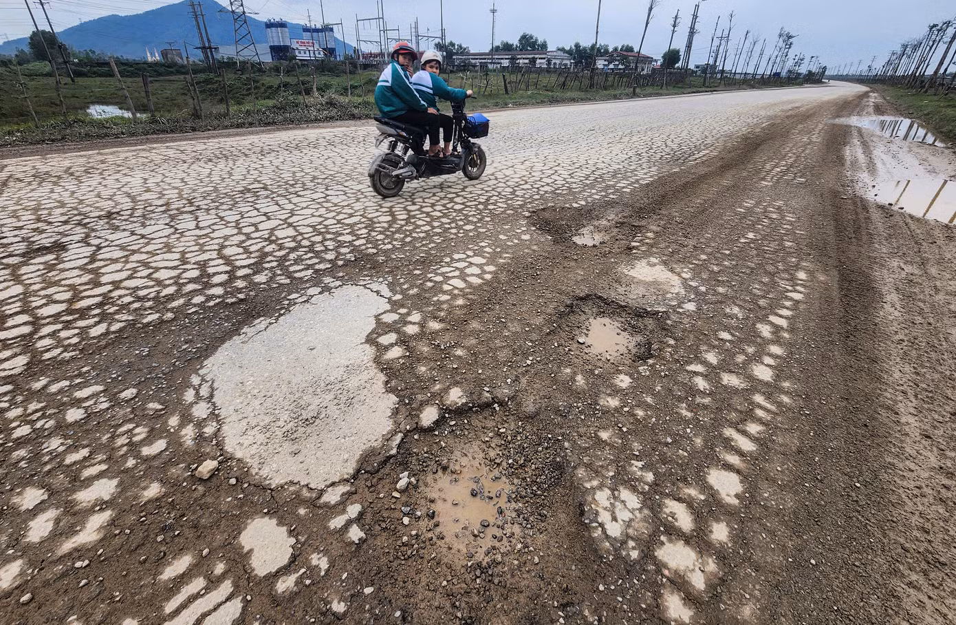 “Dọc các tuyến đường này rất nhiều học sinh và công nhân đi lại nên rất nguy hiểm. Trong khi xe chạy từng đoàn, có tài xế còn vượt ẩu khiến bụi kín mặt, không thấy đường”, người dân phường Kỳ Thịnh lo lắng. Trong hình là mặt đường Hà Huy Tập xuống cấp, hư hỏng.