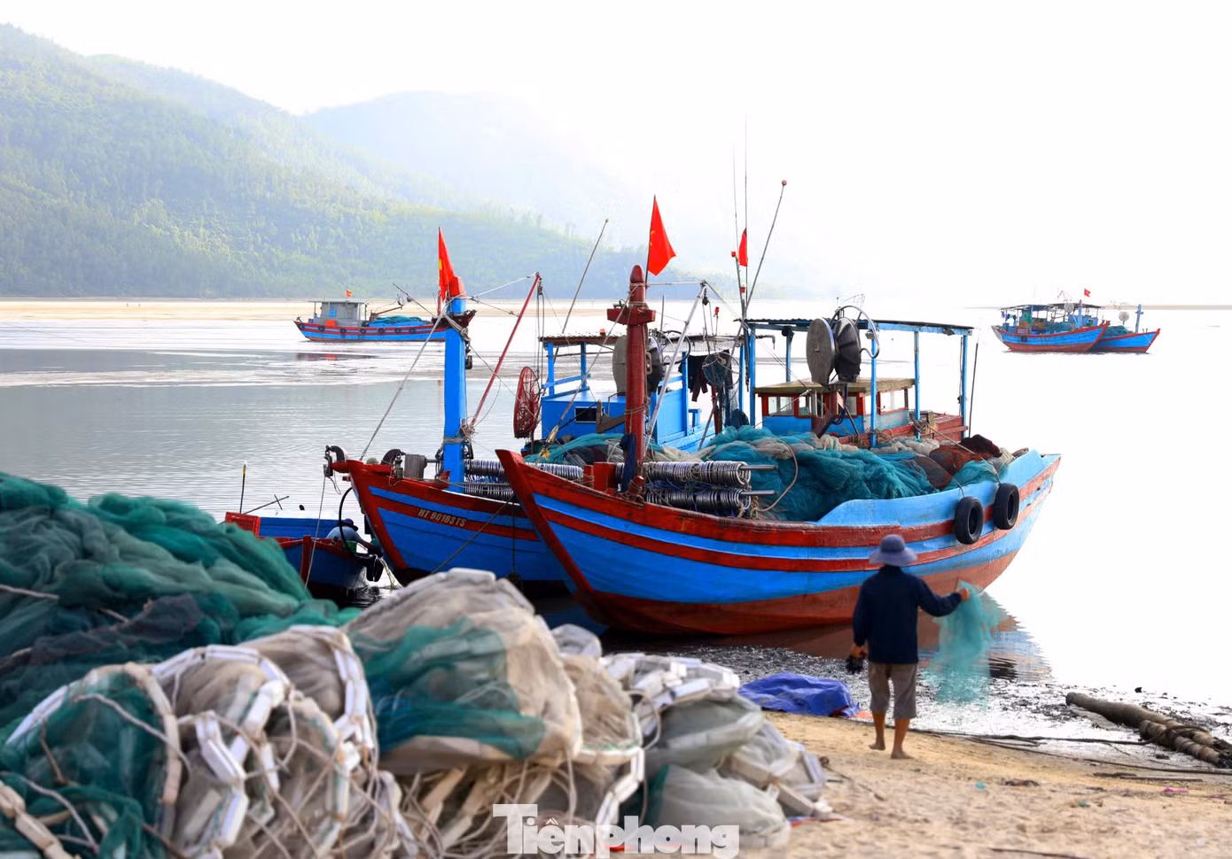 “Thời tiết thuận lợi nên sau một đêm đánh bắt hải sản ở vùng lộng, ven bờ, các tàu đều mang về nhiều cá, tôm, mực ngon... Nhu cầu thị trường tăng cao nên hải sản đánh bắt đến đâu bán nhanh với giá cao hơn. Mỗi đêm đánh bắt, trừ chi phí, các tàu cũng thu về cả chục triệu đồng”, ngư dân Trần Văn Hùng (57 tuổi) chia sẻ. Trong ảnh: Các tàu cá ngư dân thị xã Kỳ Anh vào bờ sau chuyến biển đánh bắt hải sản, phục vụ dịp lễ. “Thời tiết thuận lợi nên sau một đêm đánh bắt hải sản ở vùng lộng, ven bờ, các tàu đều mang về nhiều cá, tôm, mực ngon... Nhu cầu thị trường tăng cao nên hải sản đánh bắt đến đâu bán nhanh với giá cao hơn. Mỗi đêm đánh bắt, trừ chi phí, các tàu cũng thu về cả chục triệu đồng”, ngư dân Trần Văn Hùng (57 tuổi) chia sẻ. Trong ảnh: Các tàu cá ngư dân thị xã Kỳ Anh vào bờ sau chuyến biển đánh bắt hải sản, phục vụ dịp lễ.